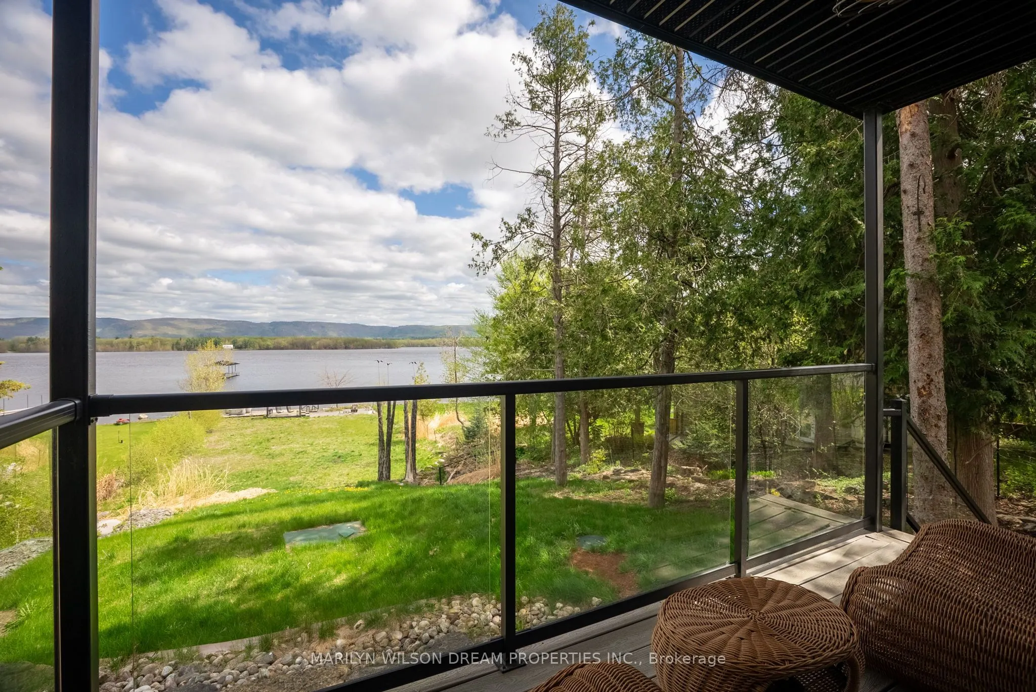 3286 Barlow Crescent