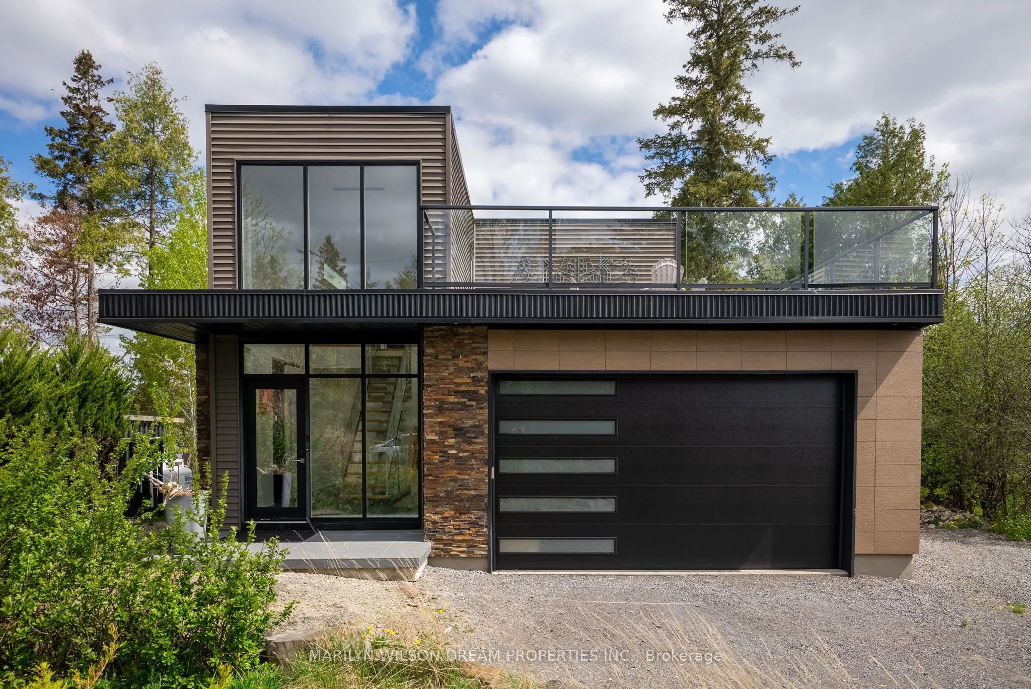 3286 Barlow Crescent