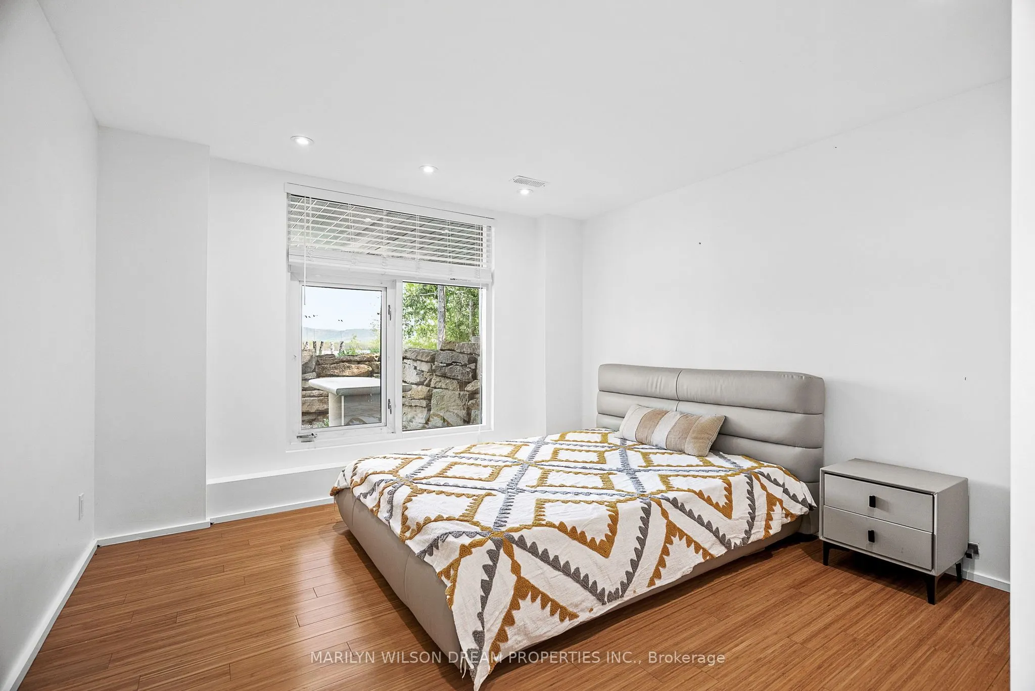 3286 Barlow Crescent