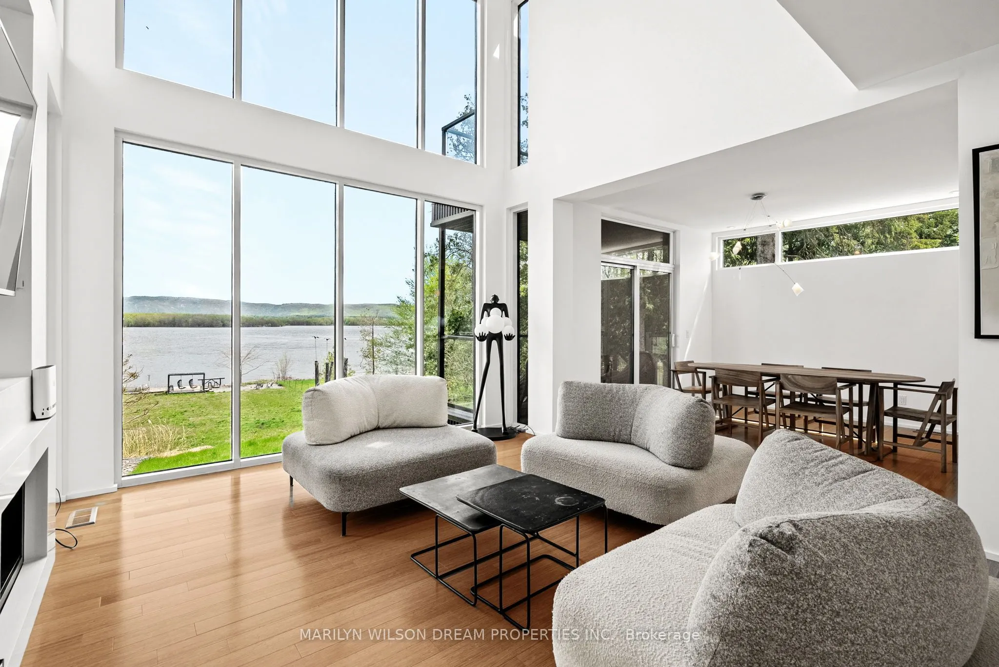 3286 Barlow Crescent