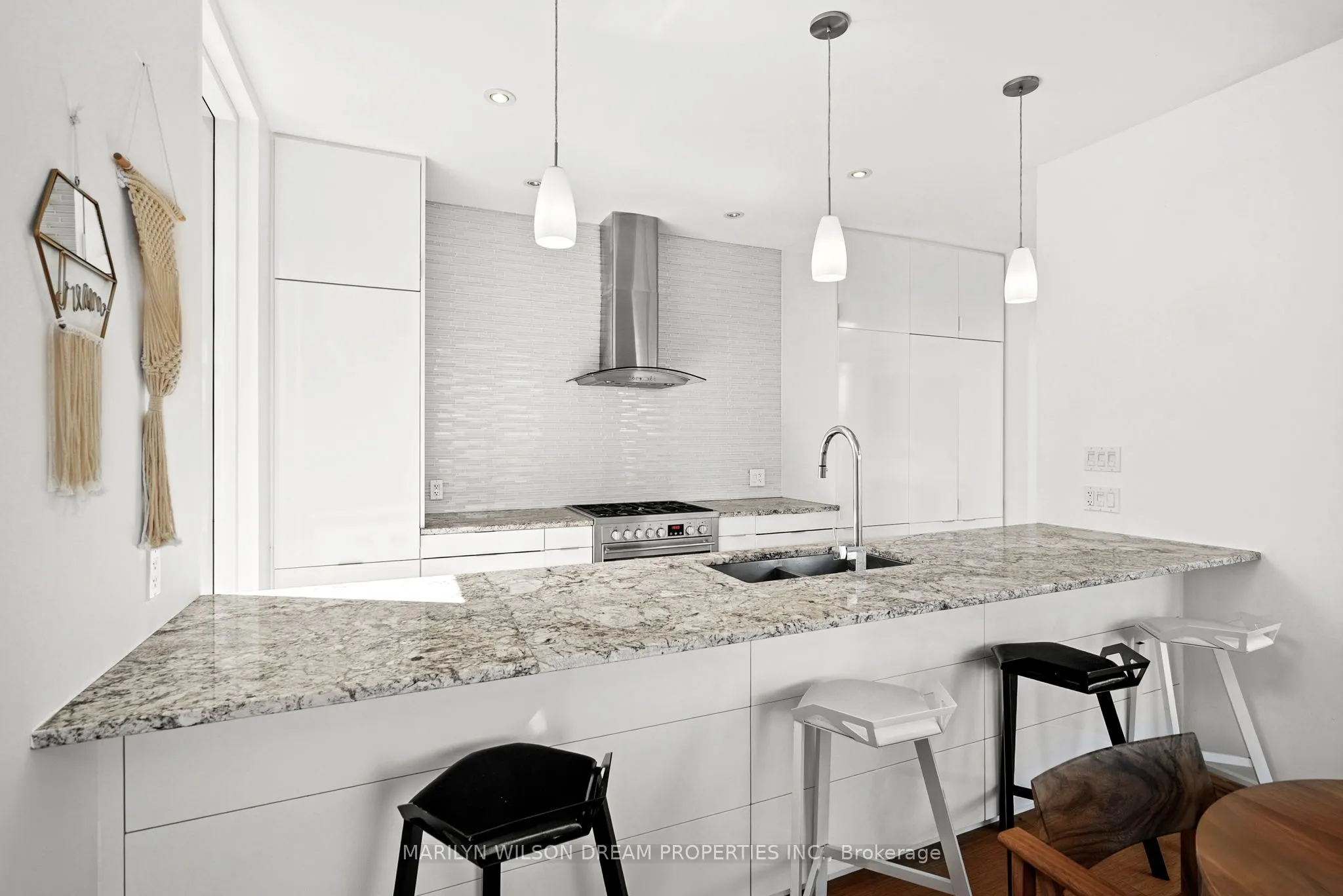 3286 Barlow Crescent