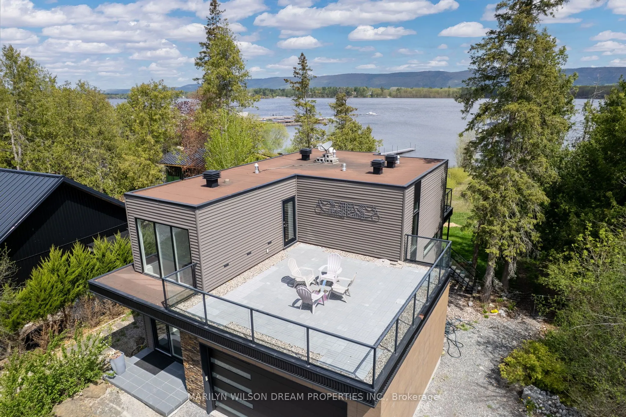 3286 Barlow Crescent