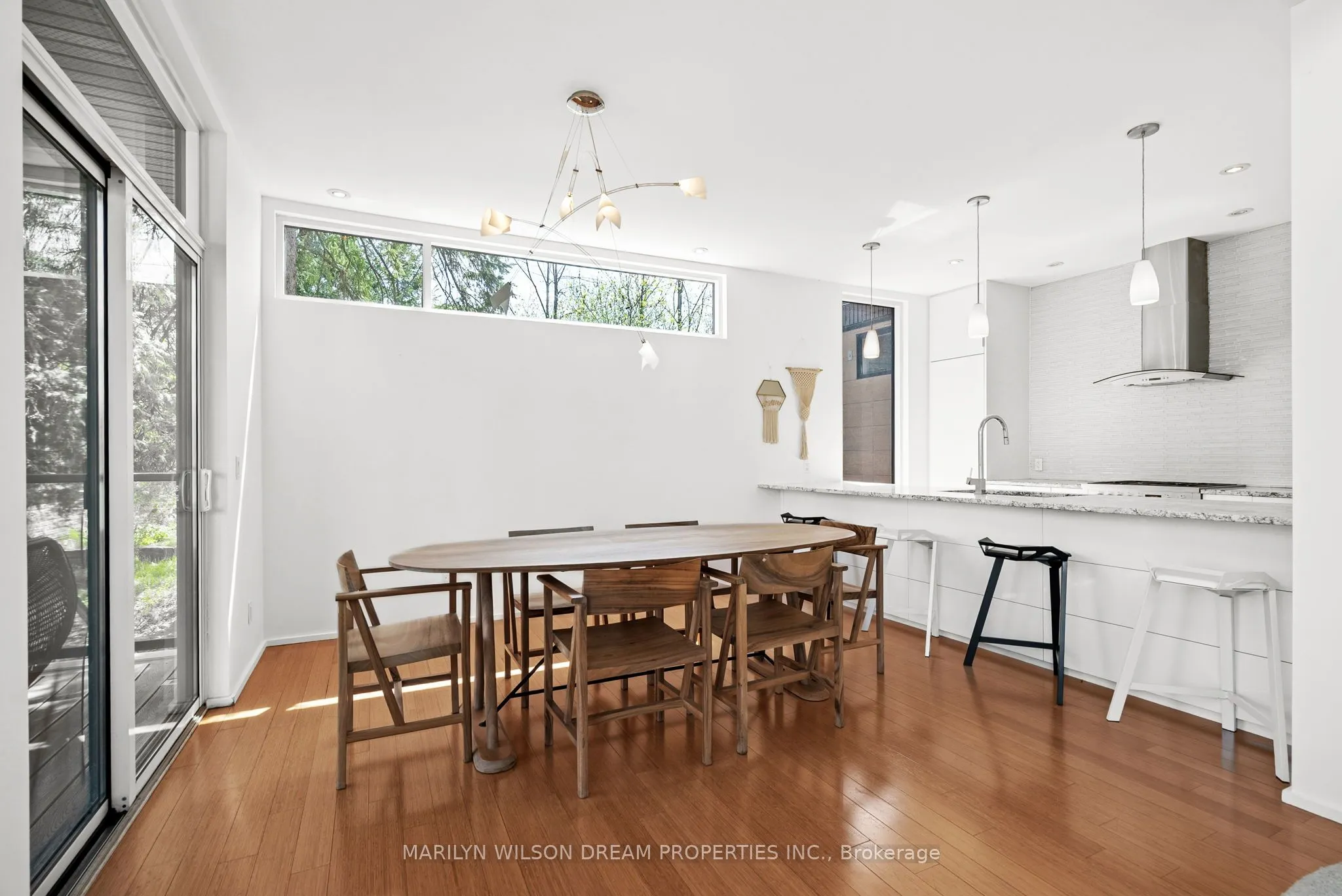 3286 Barlow Crescent