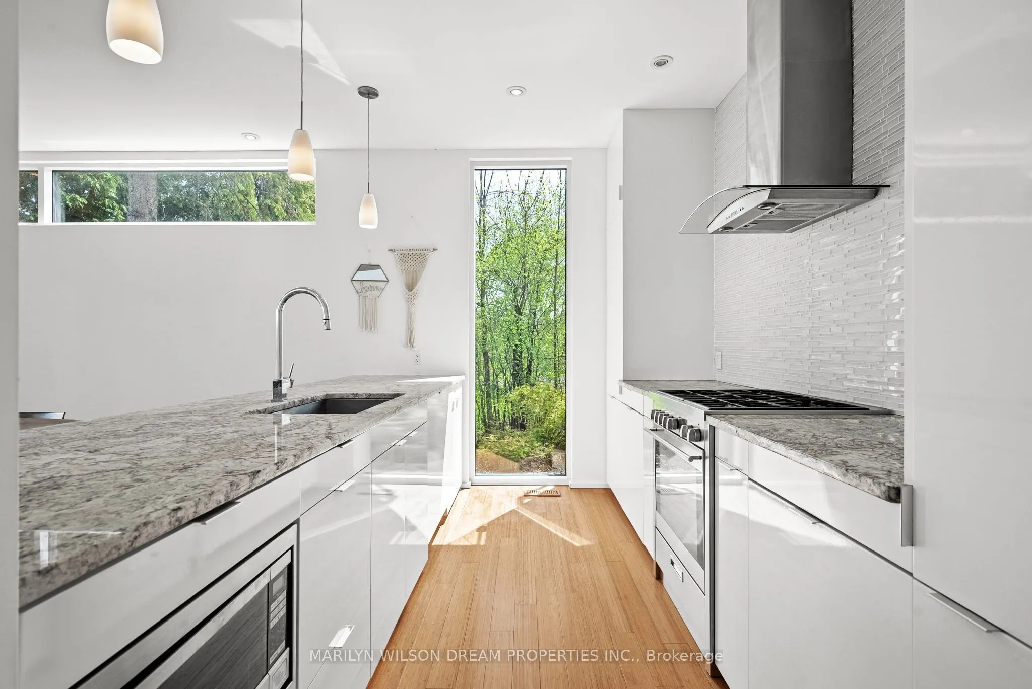 3286 Barlow Crescent
