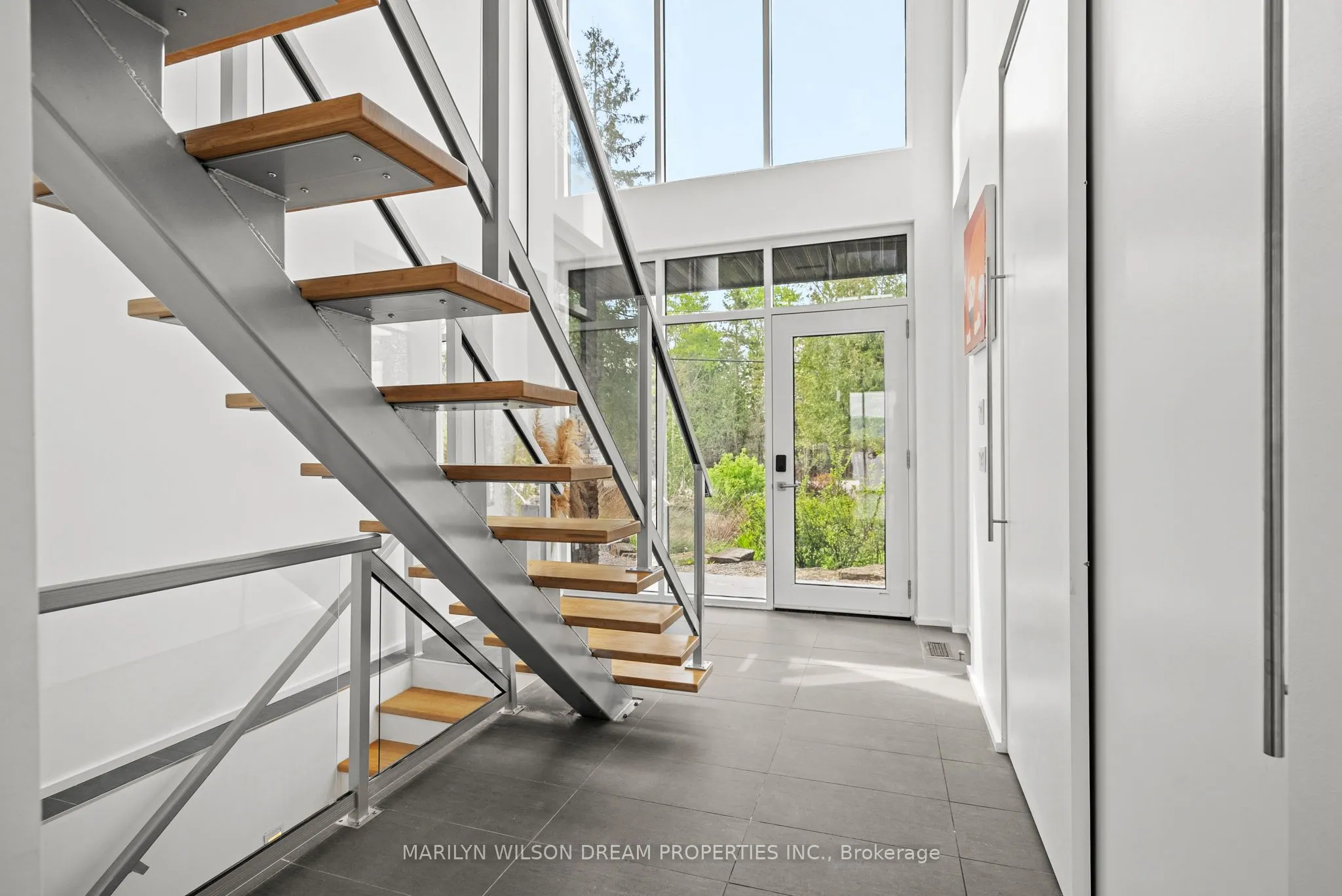 3286 Barlow Crescent