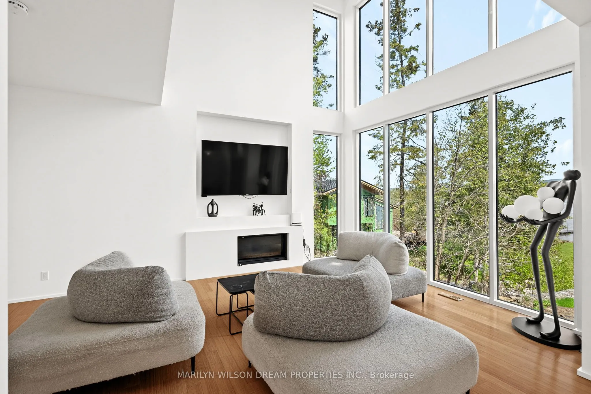 3286 Barlow Crescent