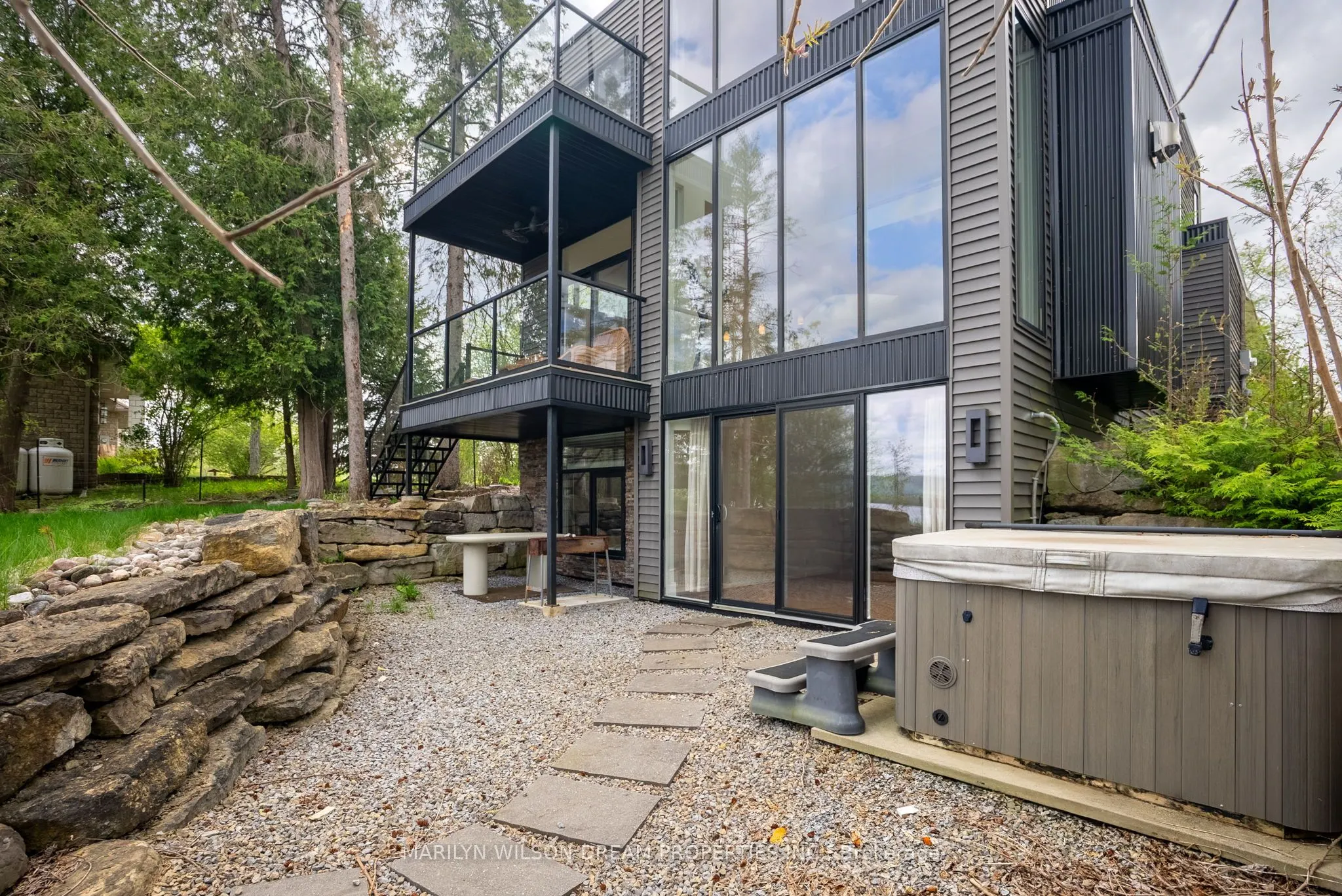 3286 Barlow Crescent