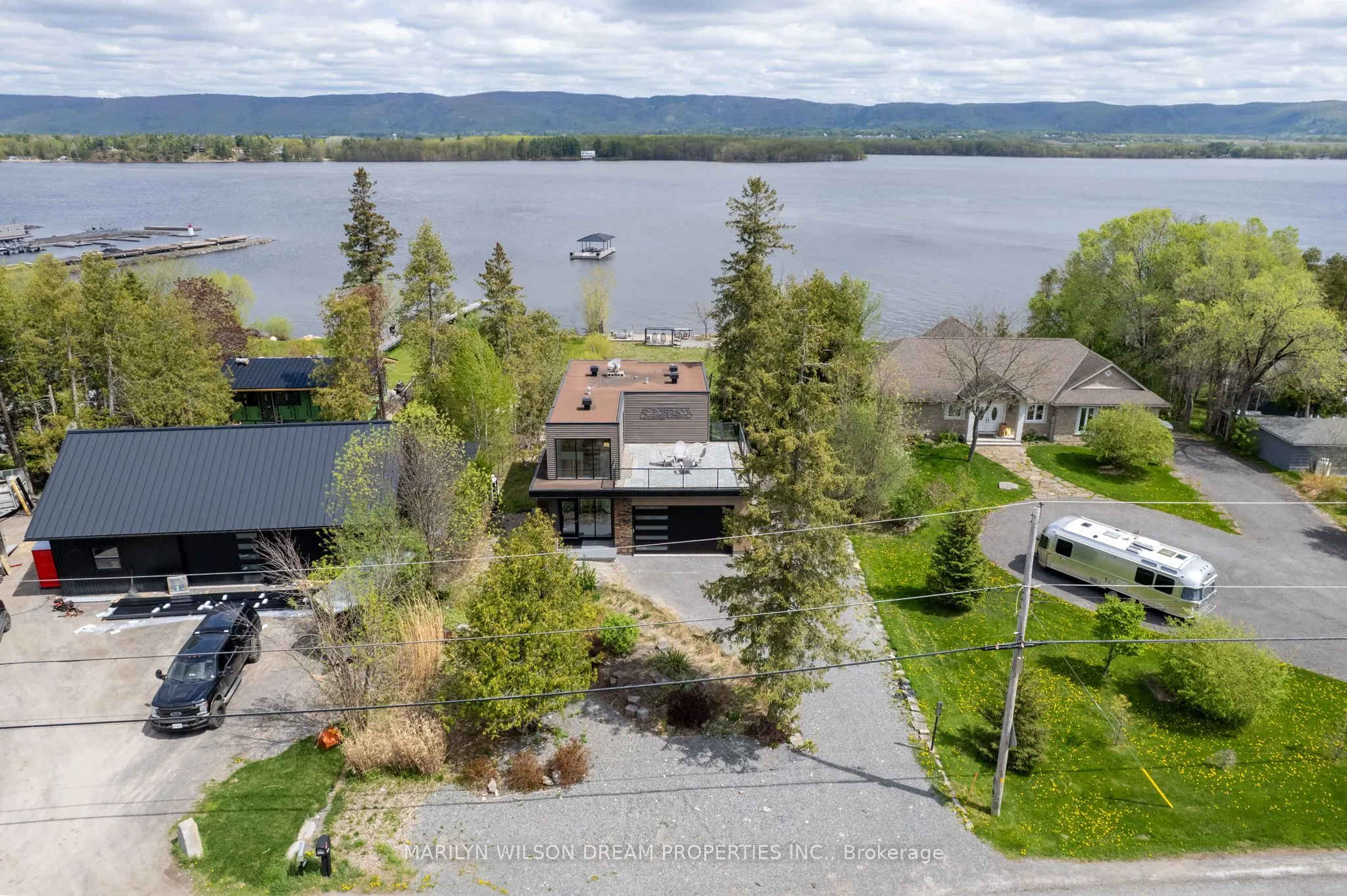 3286 Barlow Crescent