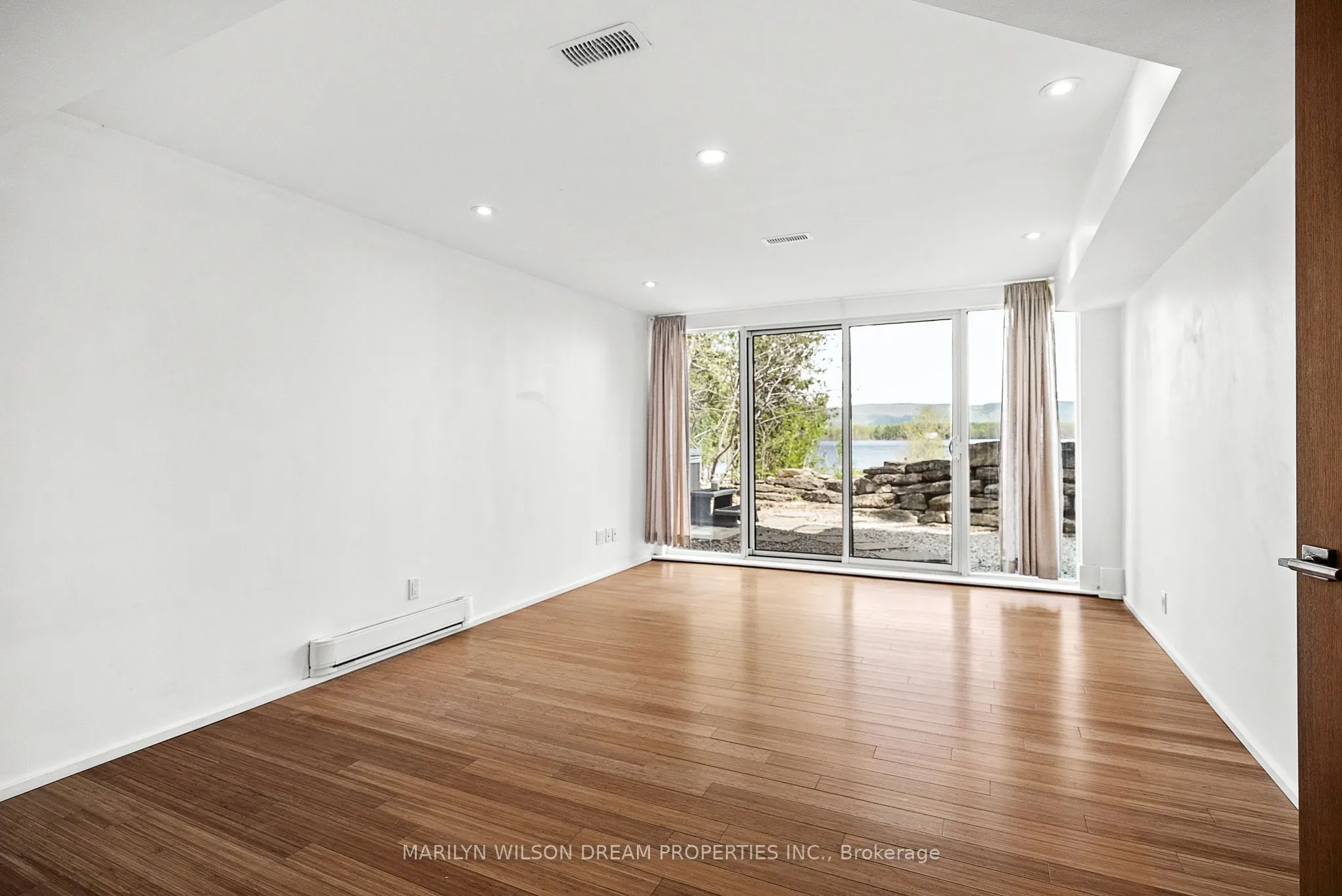 3286 Barlow Crescent