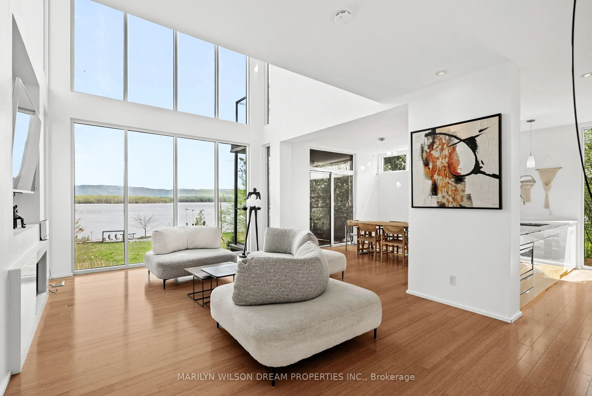 3286 Barlow Crescent