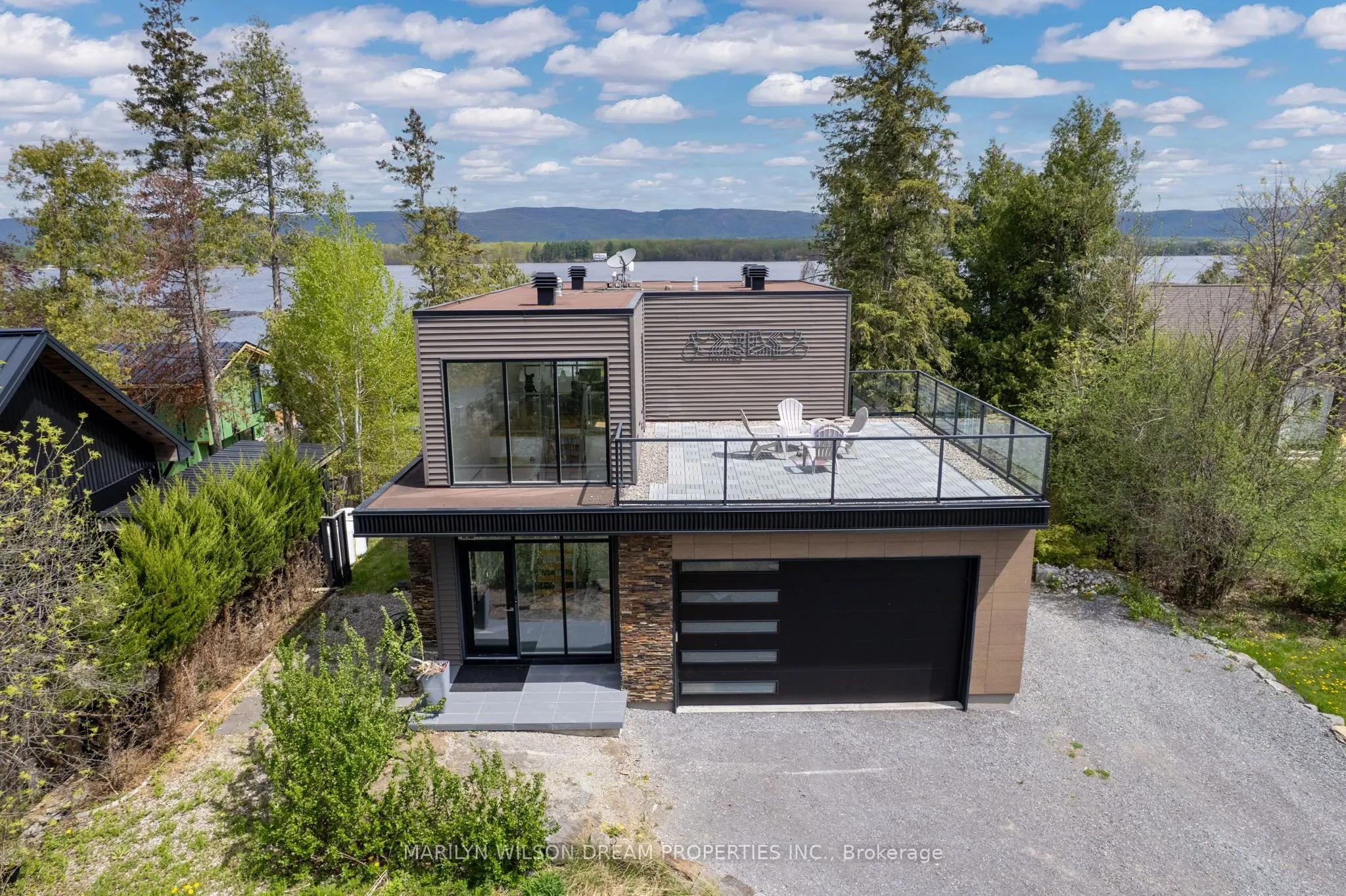 3286 Barlow Crescent