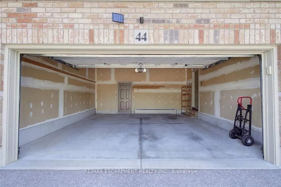 44 IRONGATE Drive