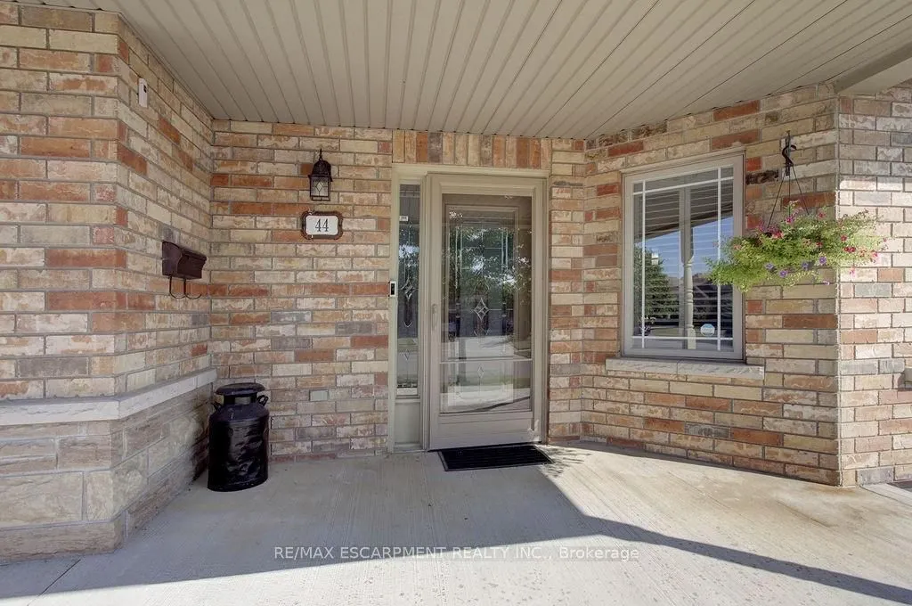 44 IRONGATE Drive