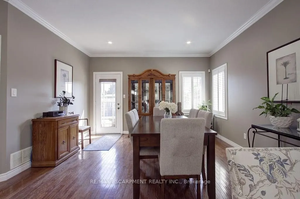 44 IRONGATE Drive