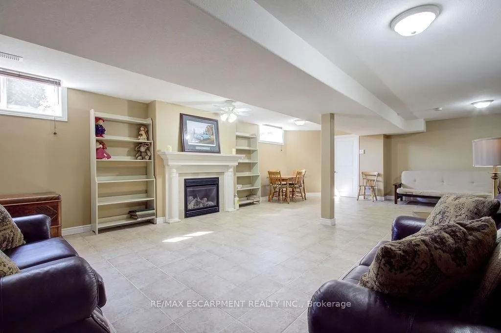 44 IRONGATE Drive