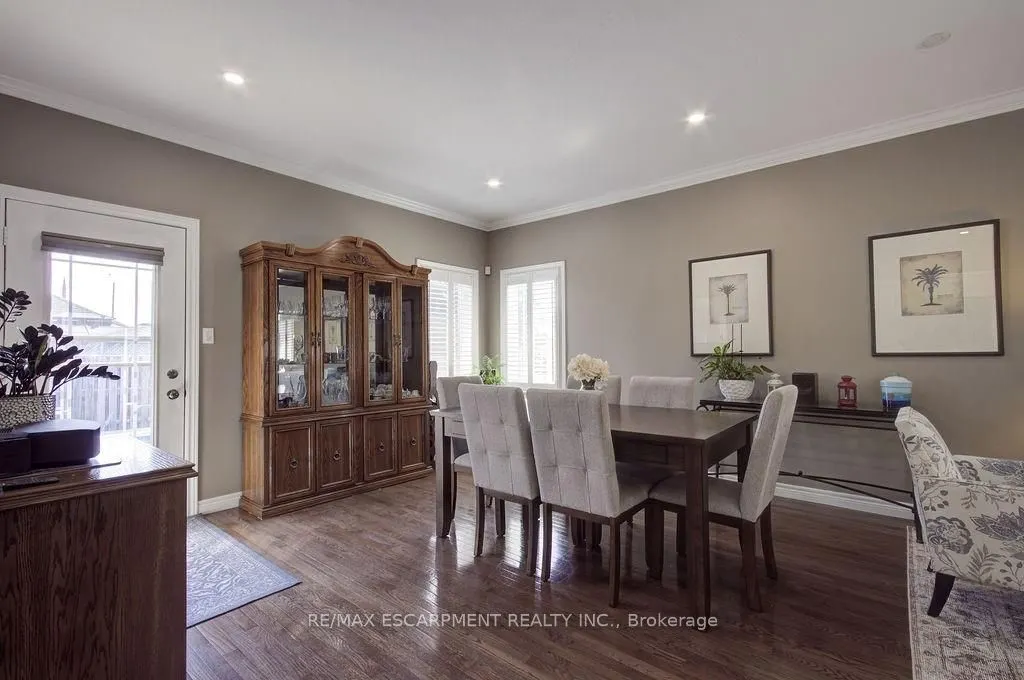 44 IRONGATE Drive