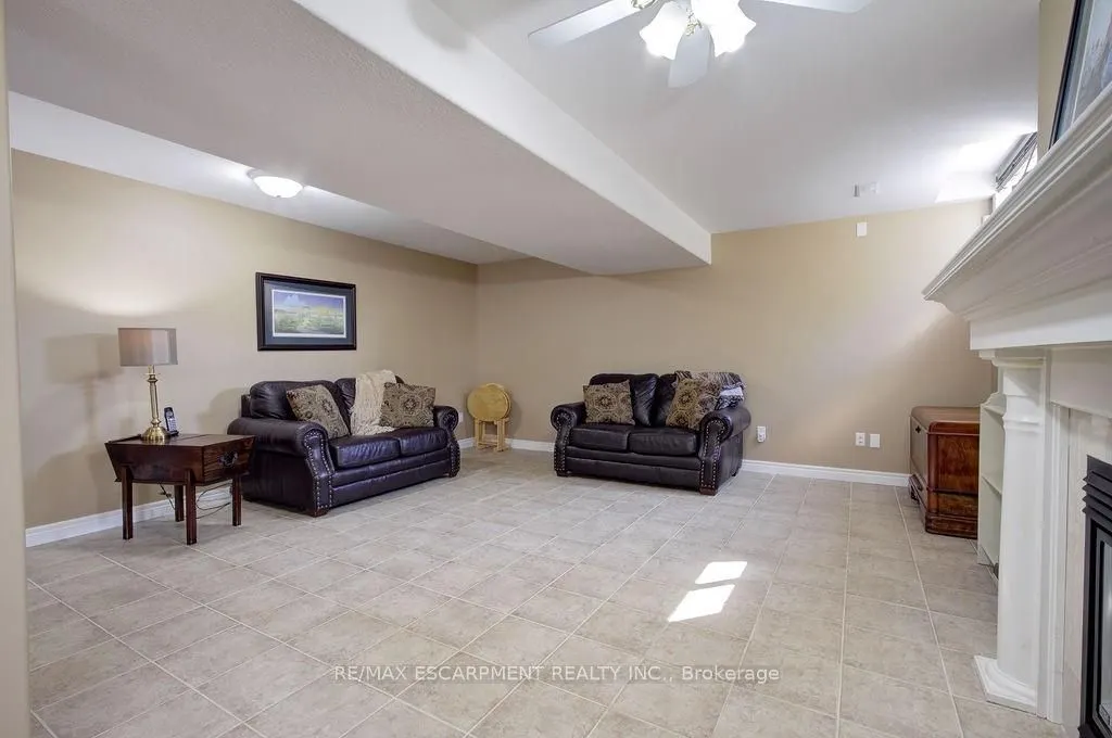 44 IRONGATE Drive