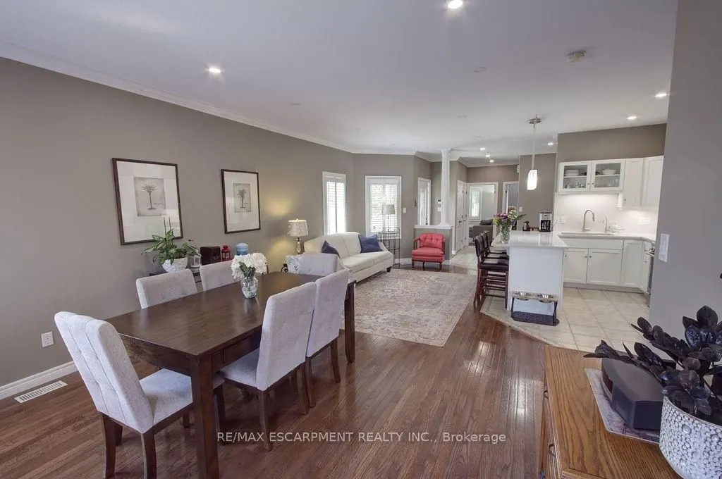 44 IRONGATE Drive