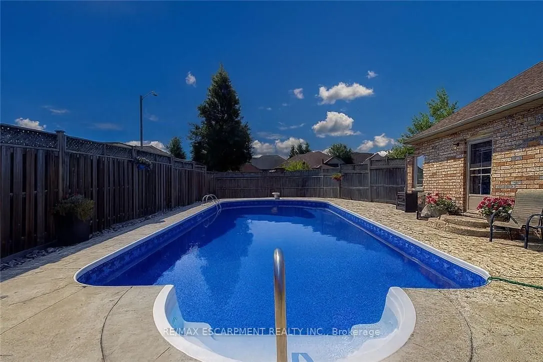 44 IRONGATE Drive