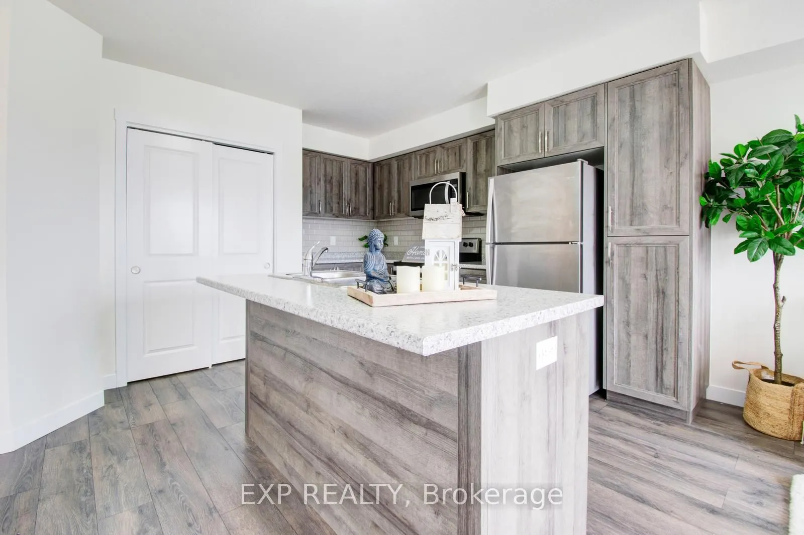 150 ROCHEFORT Street, #E