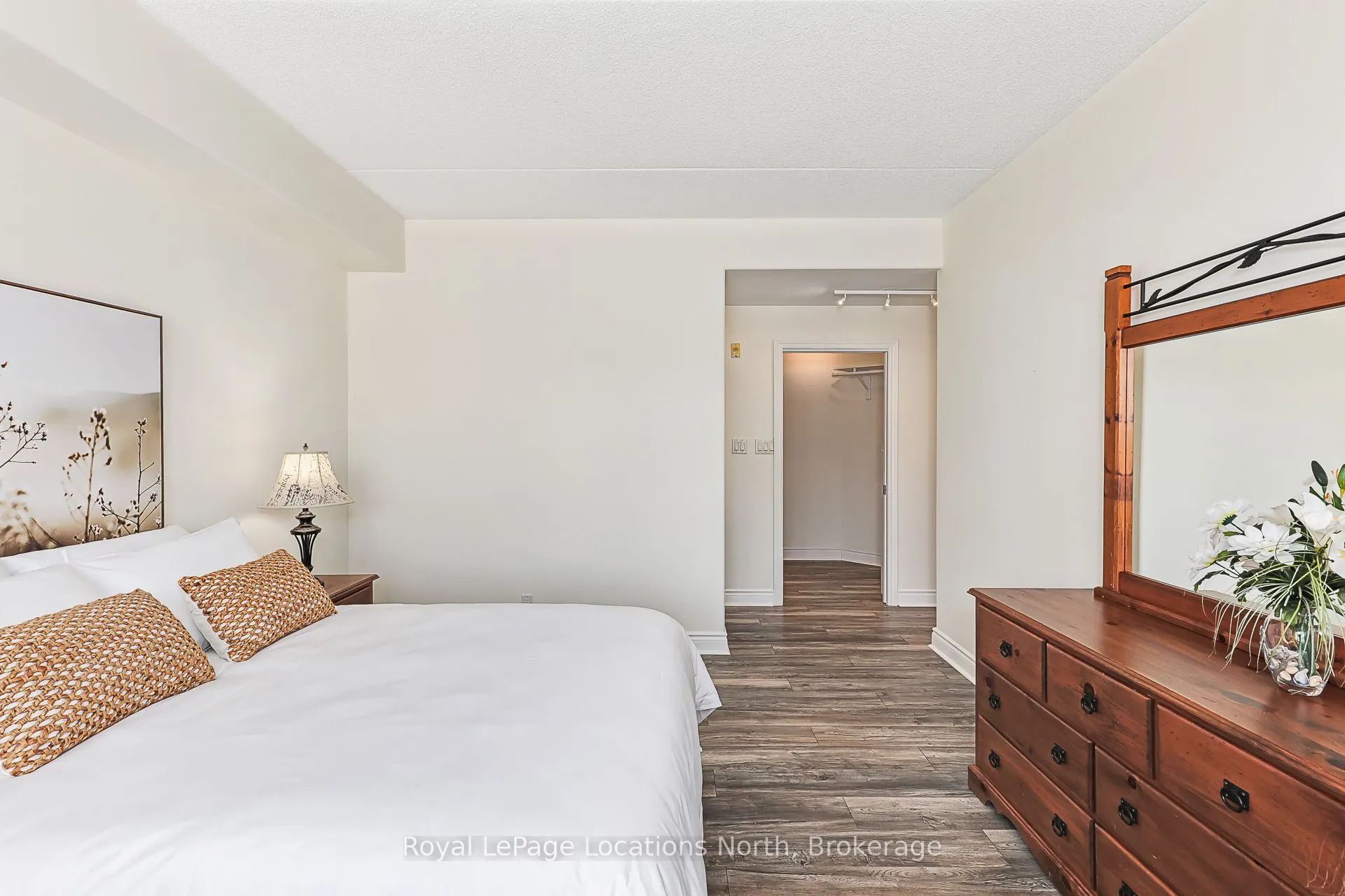 10 Bay Street E, #207