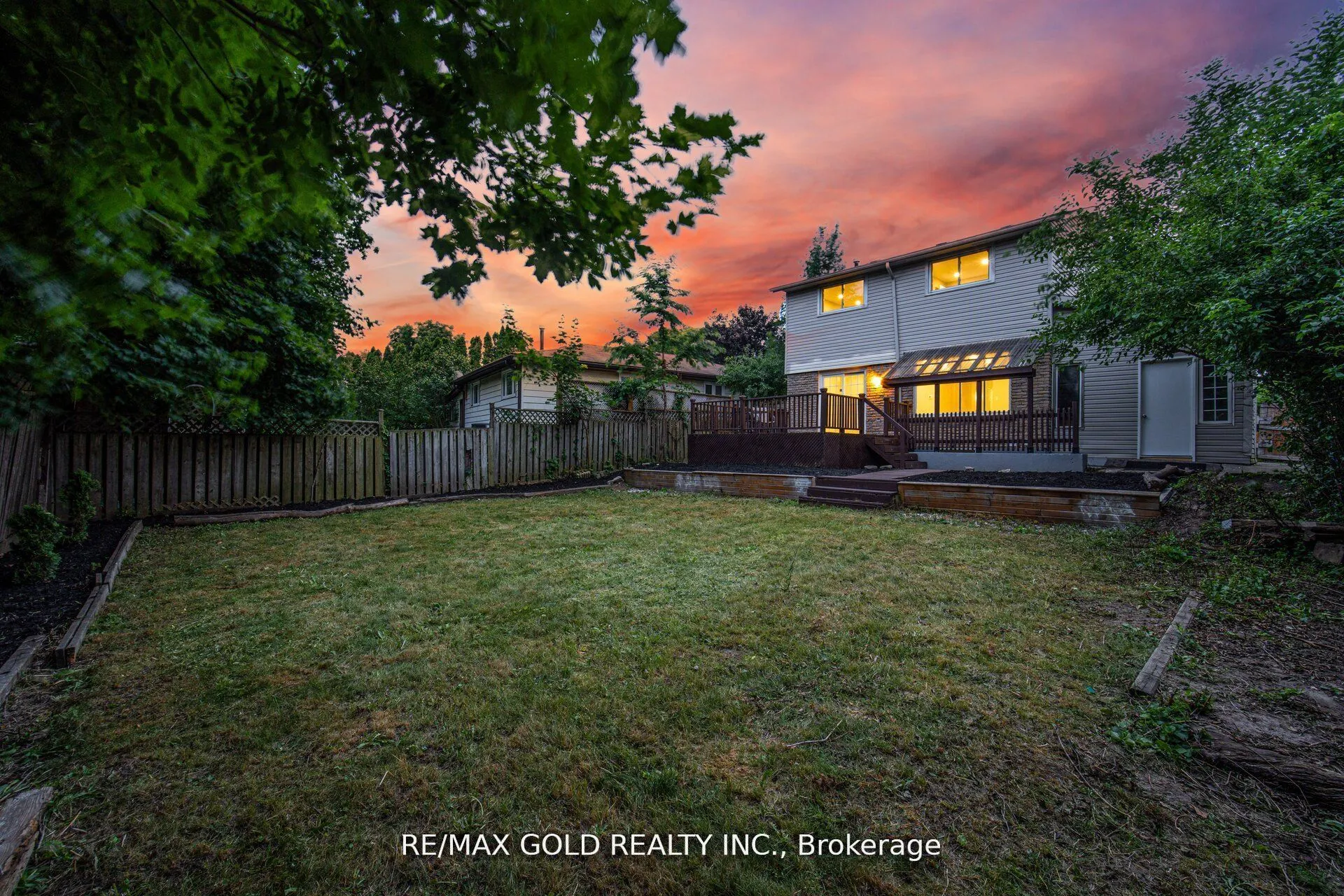 212 Cedarwoods Crescent