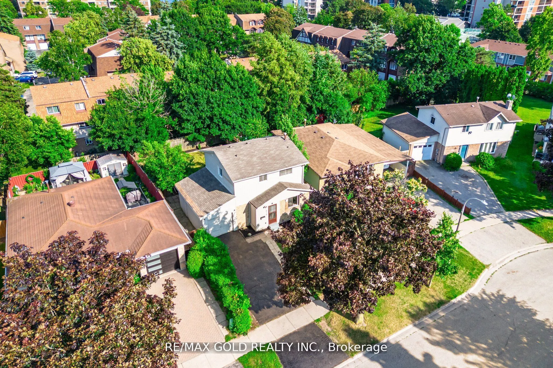 212 Cedarwoods Crescent