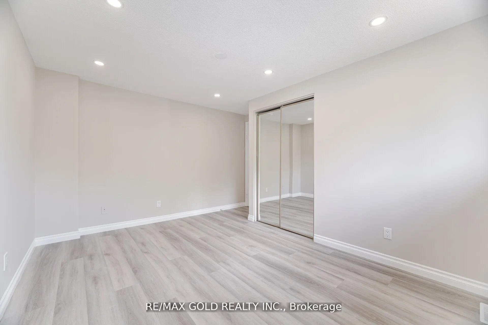 212 Cedarwoods Crescent