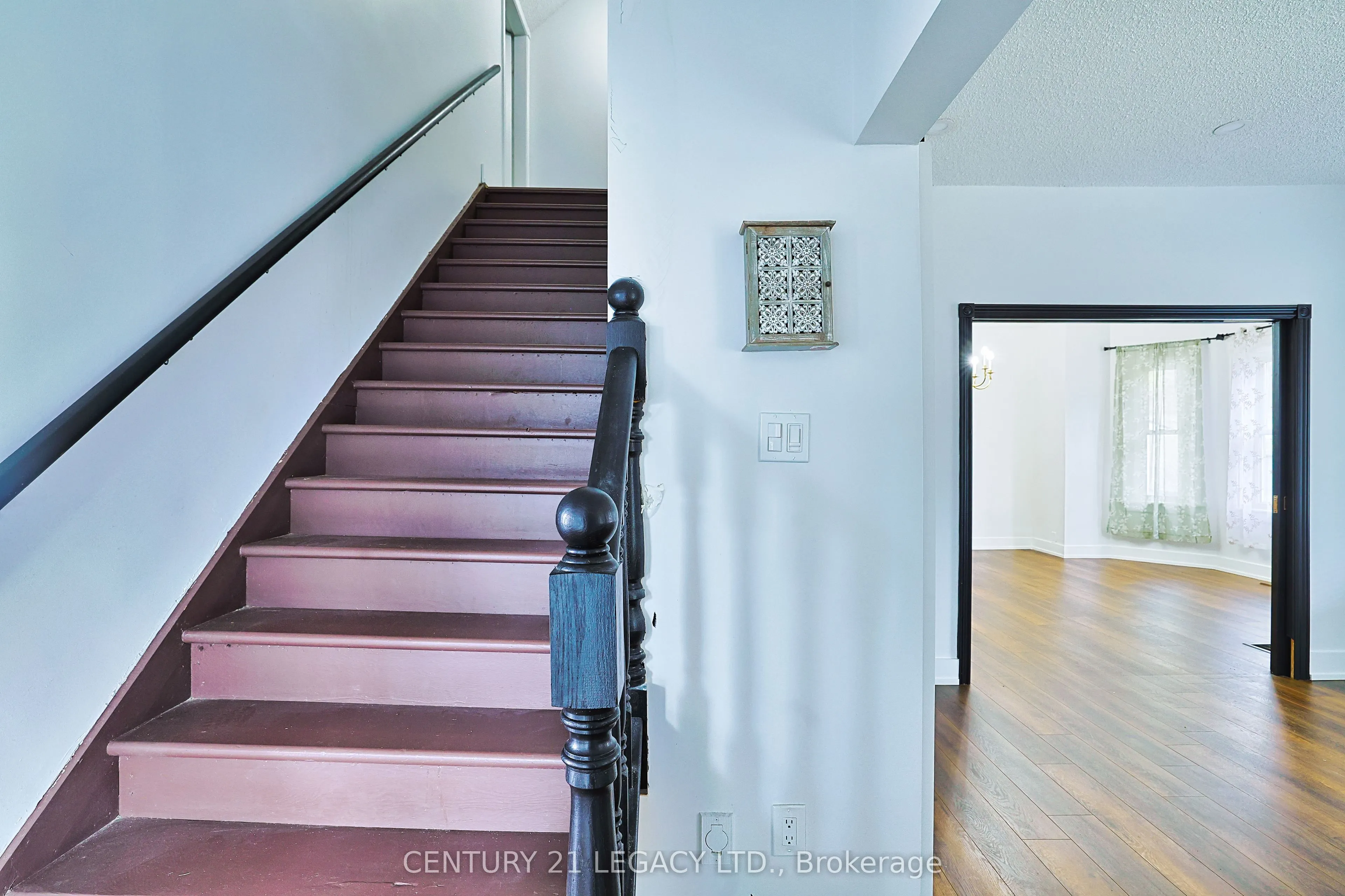 23 Lansdowne Street W