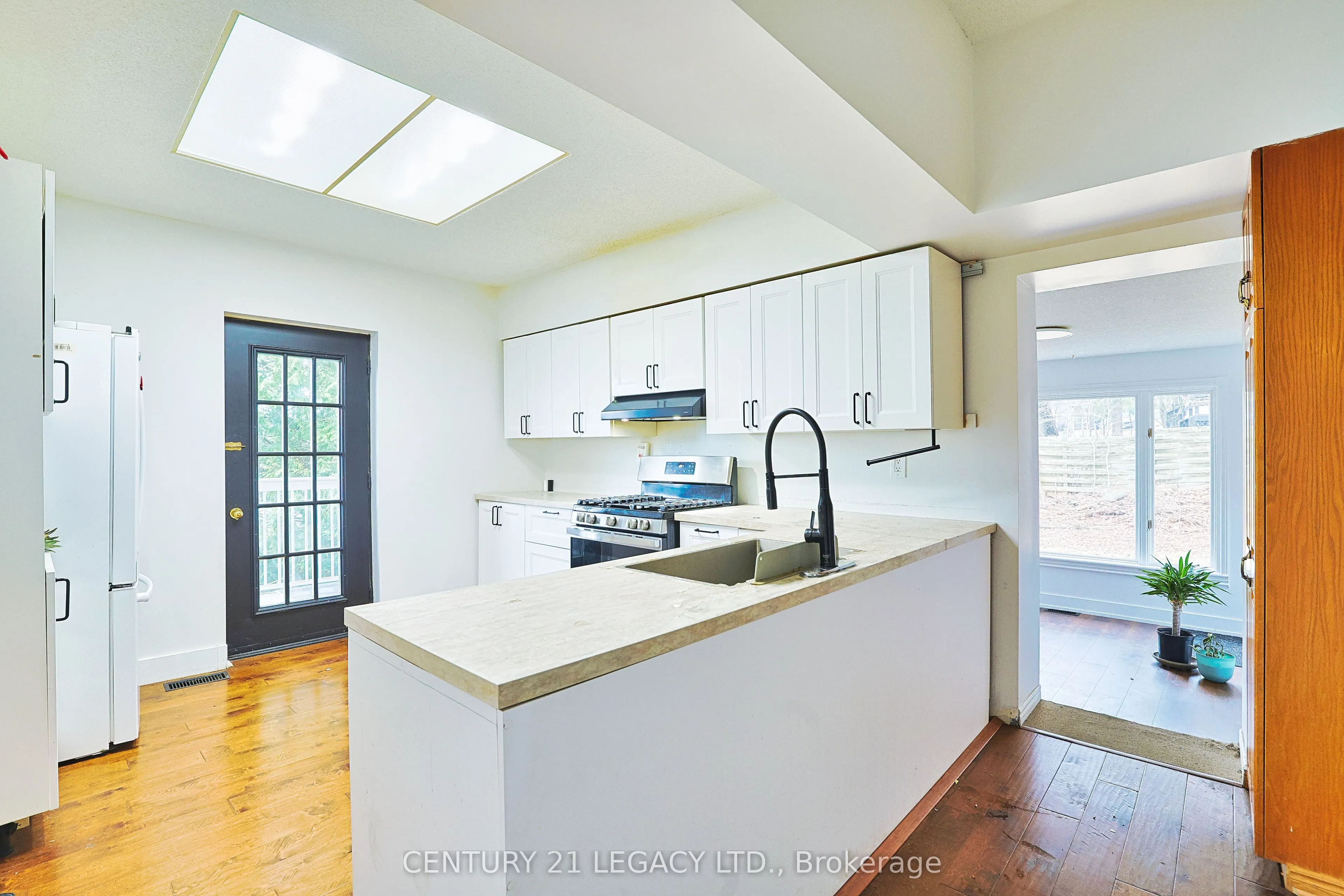 23 Lansdowne Street W