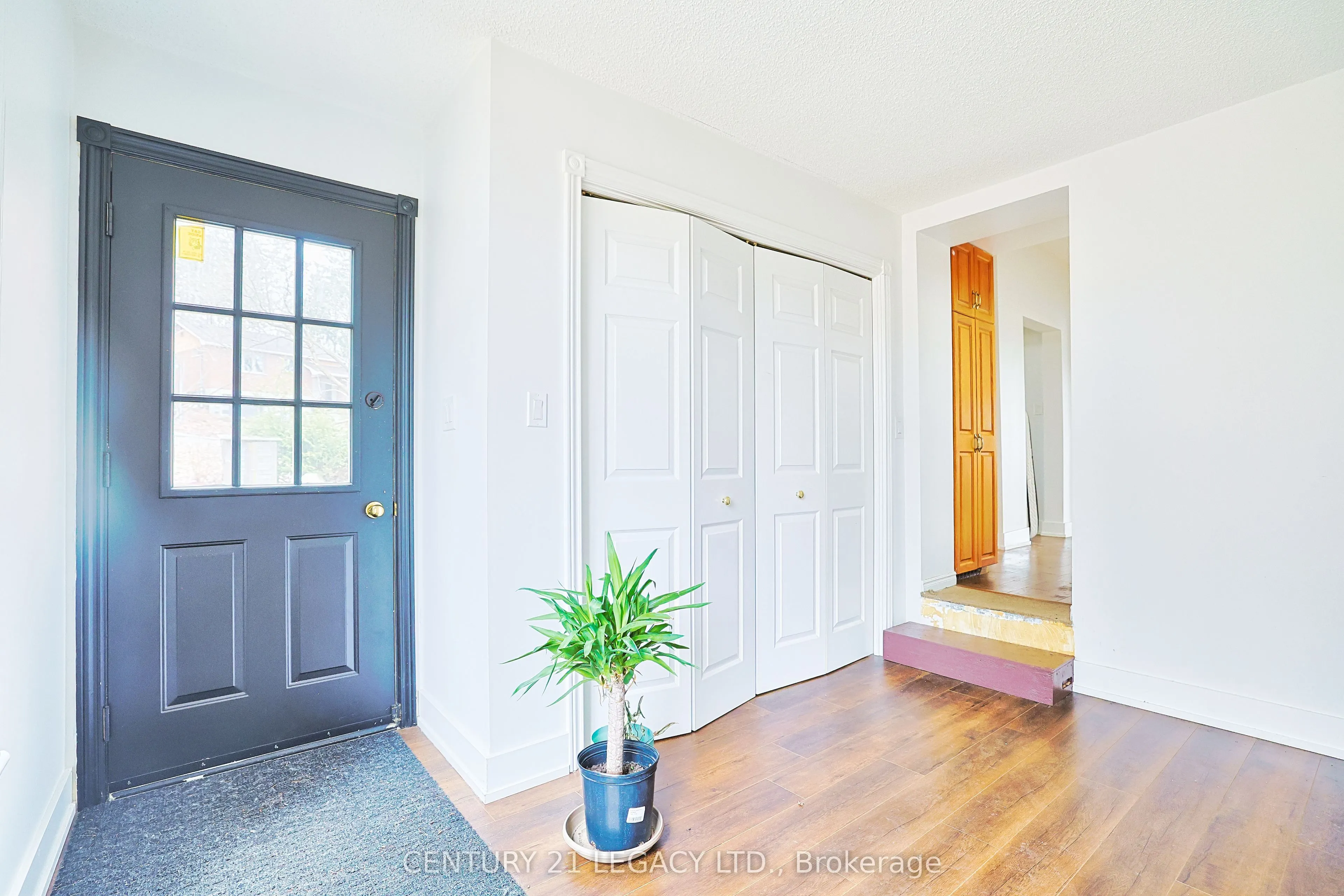 23 Lansdowne Street W