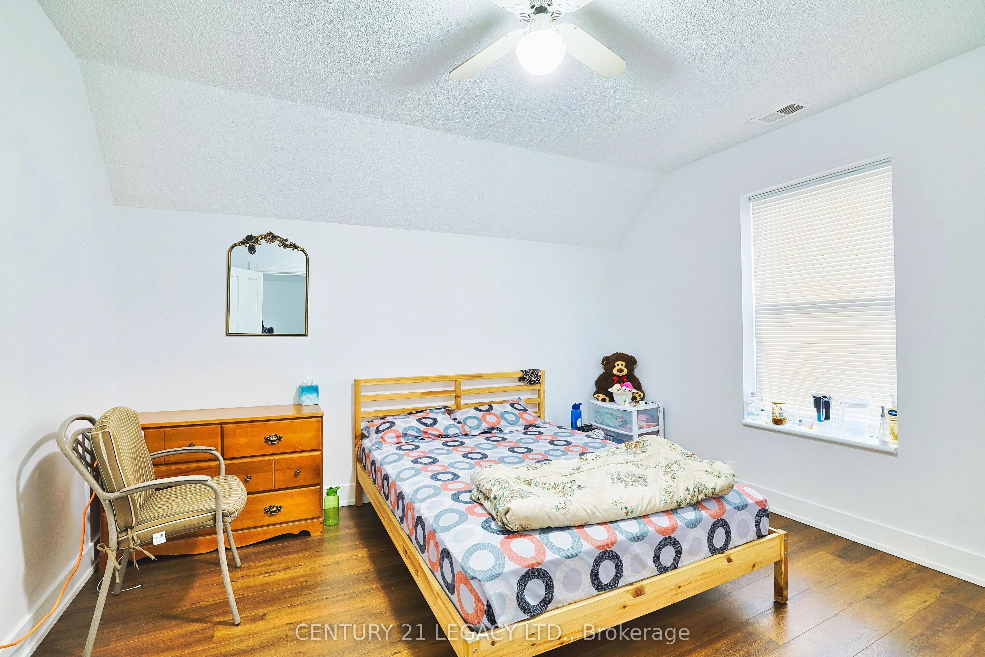 23 Lansdowne Street W