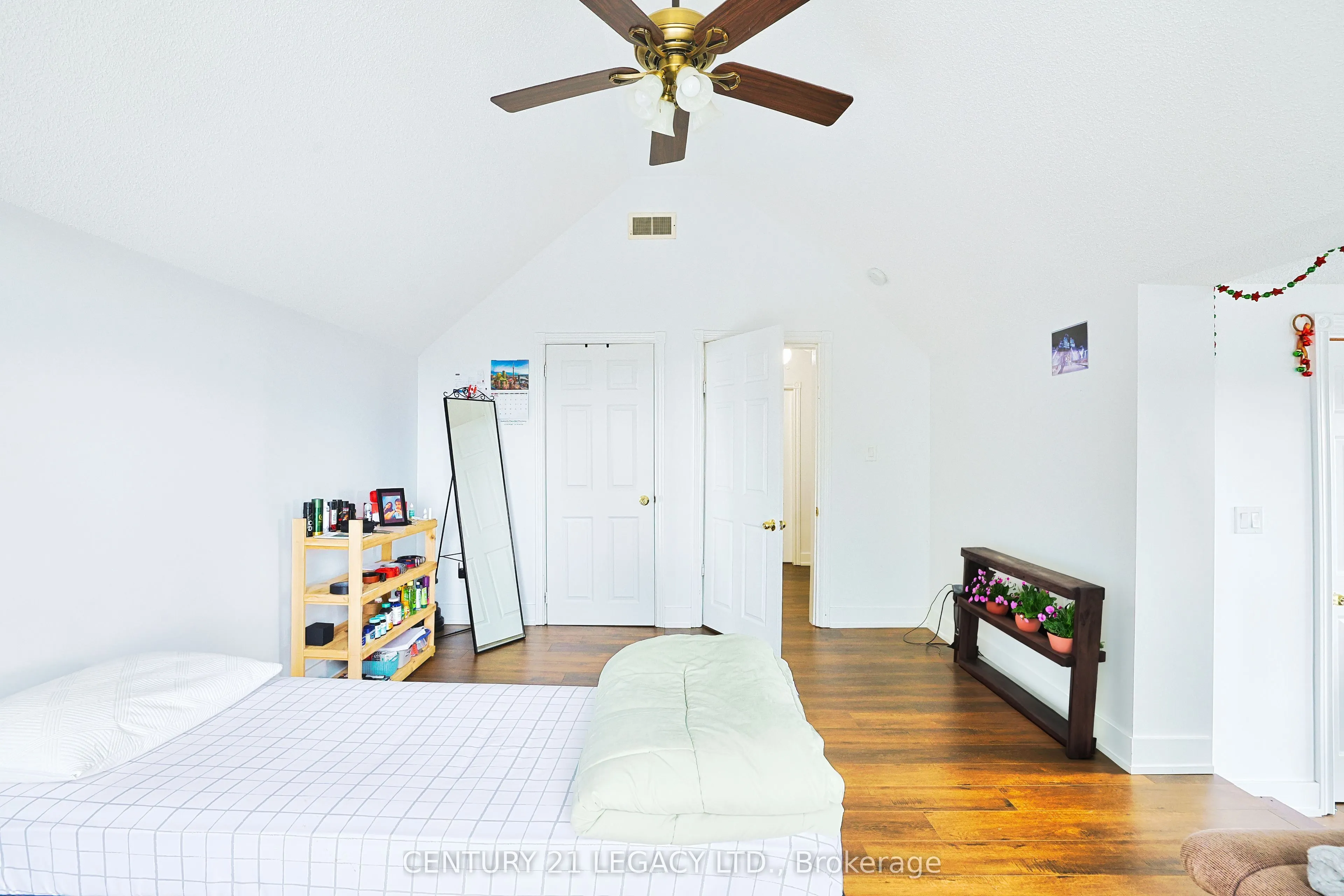 23 Lansdowne Street W