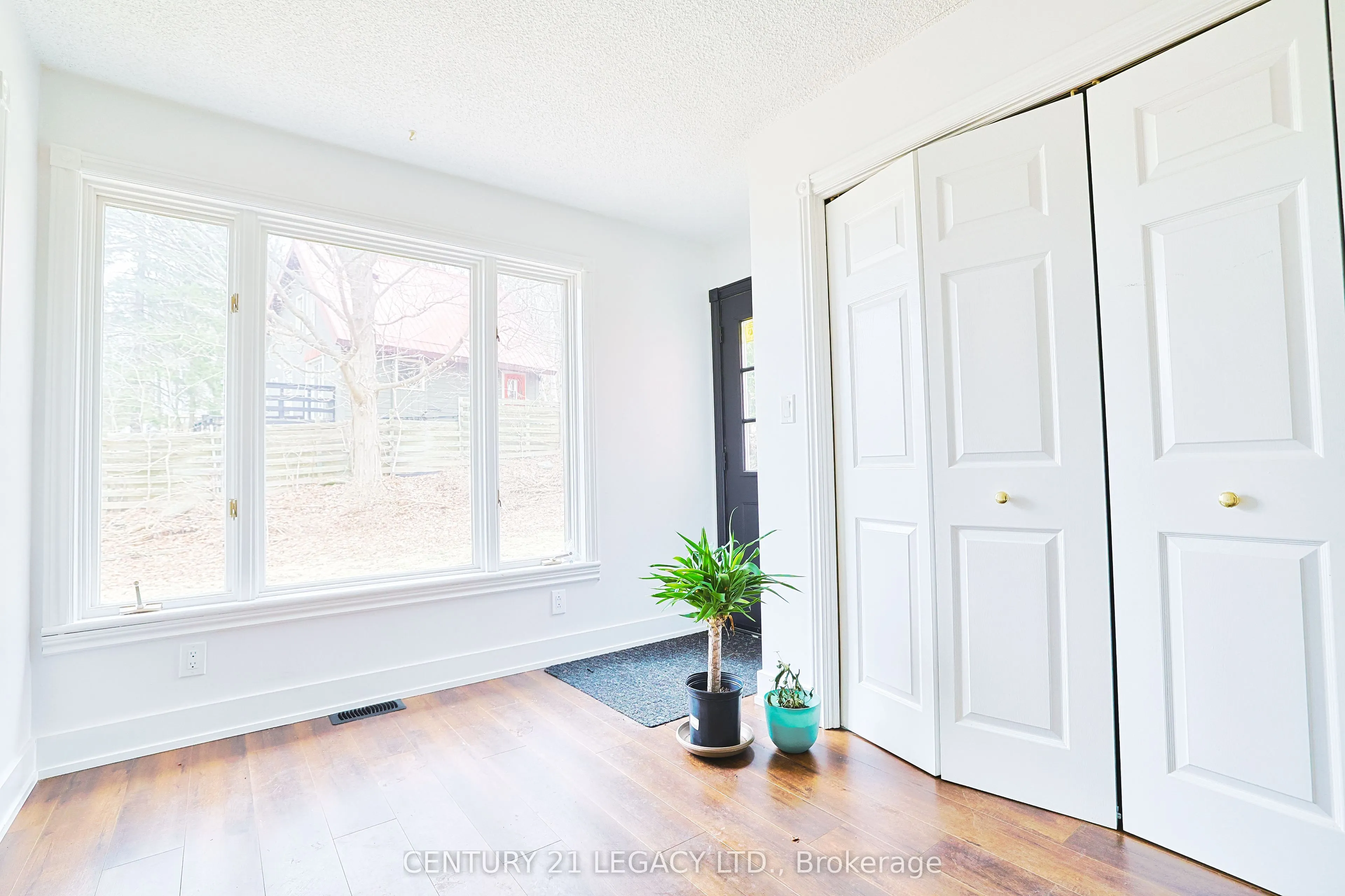 23 Lansdowne Street W