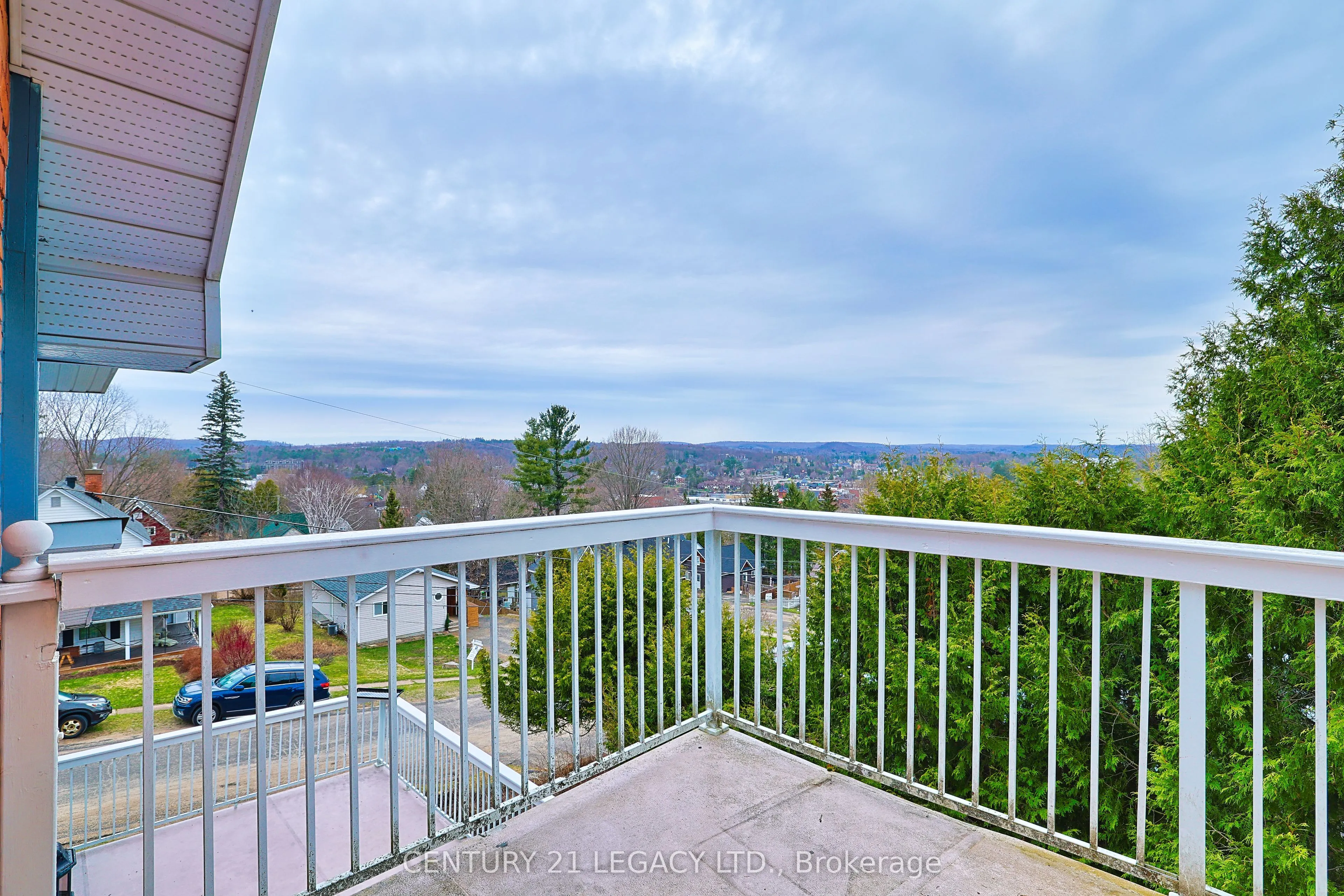 23 Lansdowne Street W