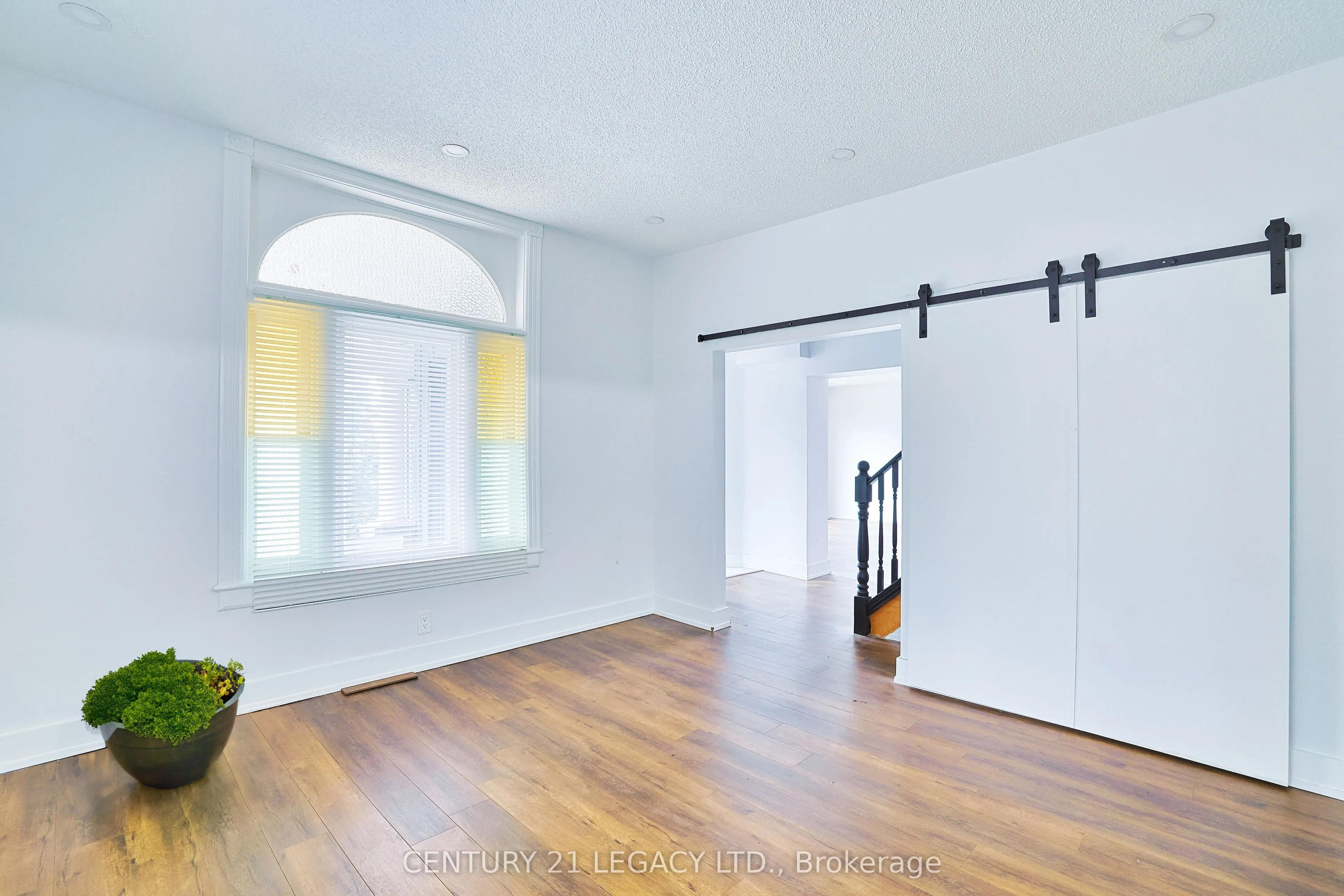 23 Lansdowne Street W