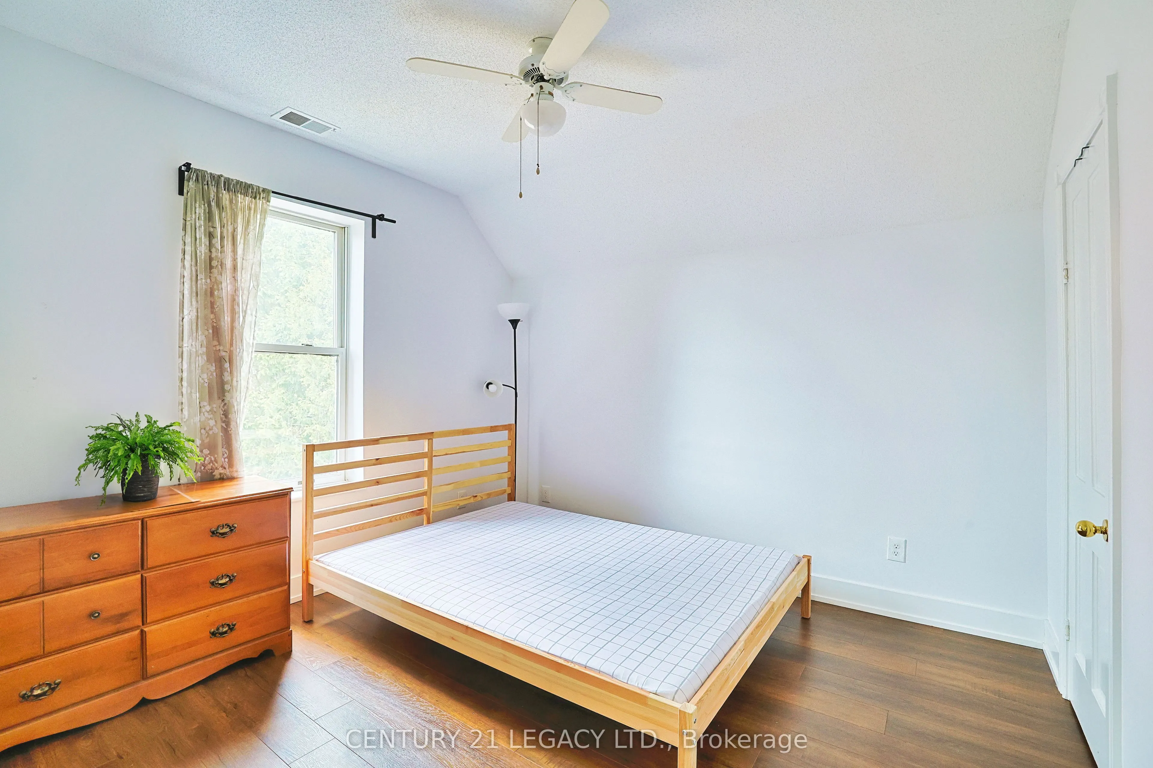 23 Lansdowne Street W