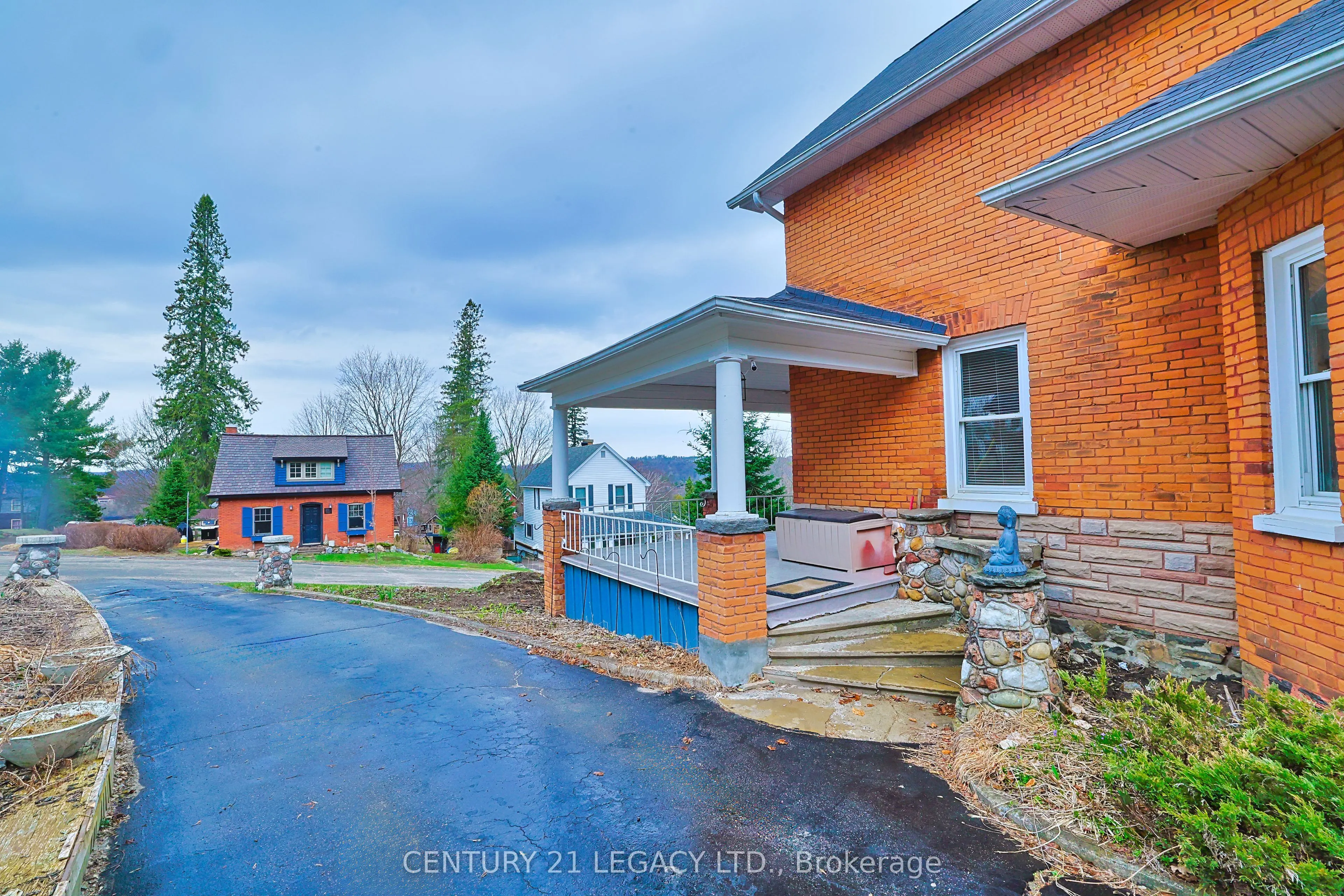 23 Lansdowne Street W