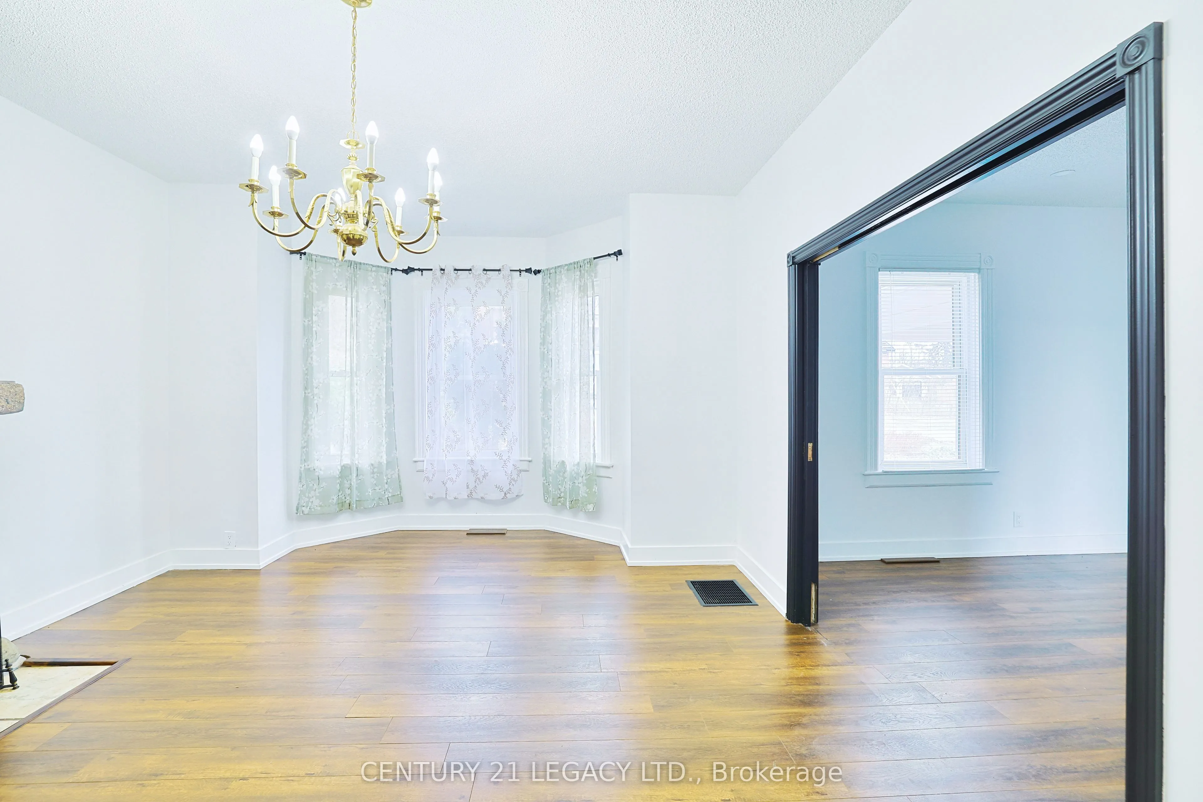 23 Lansdowne Street W