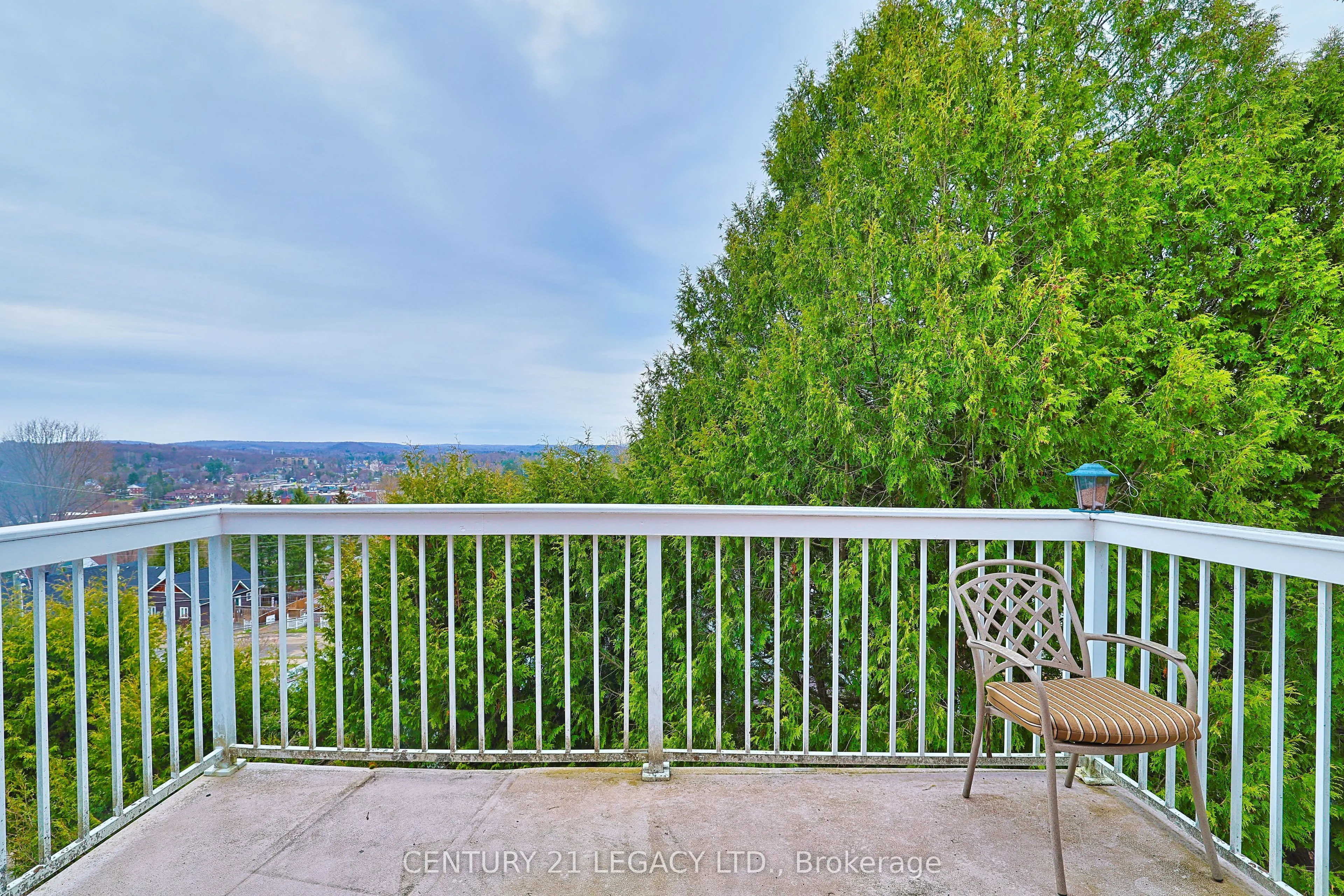 23 Lansdowne Street W