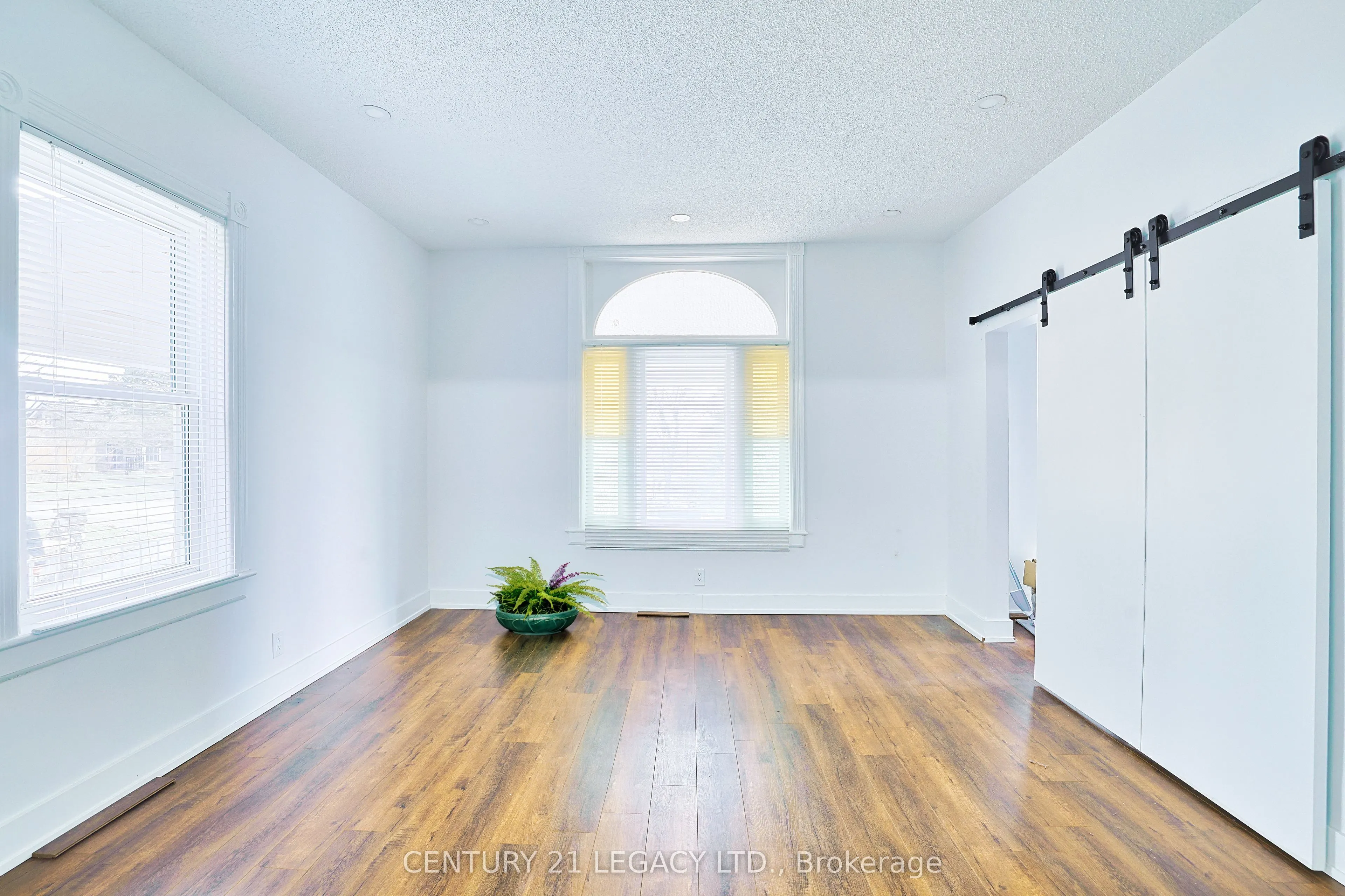23 Lansdowne Street W