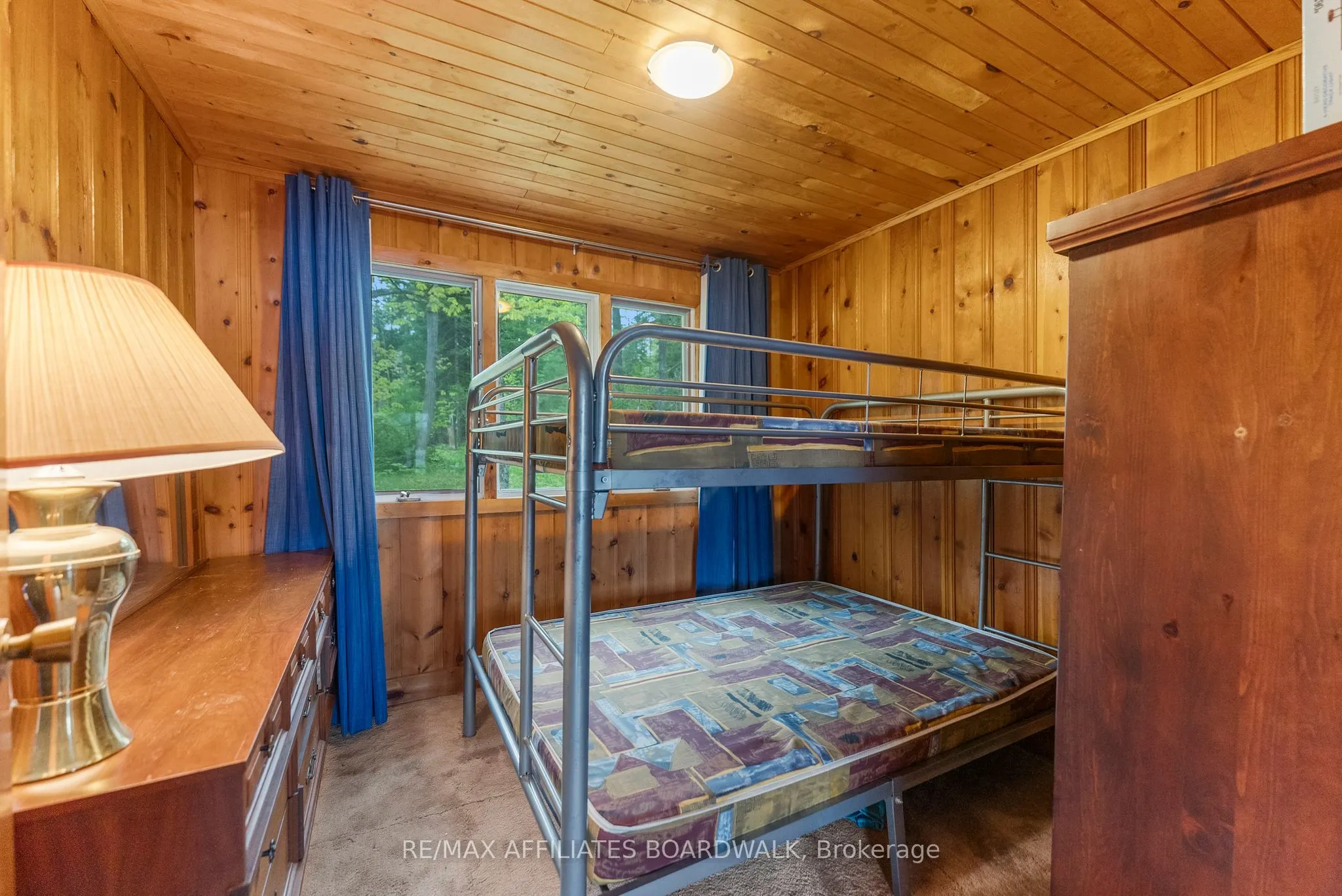 593 Mazinaw Lake