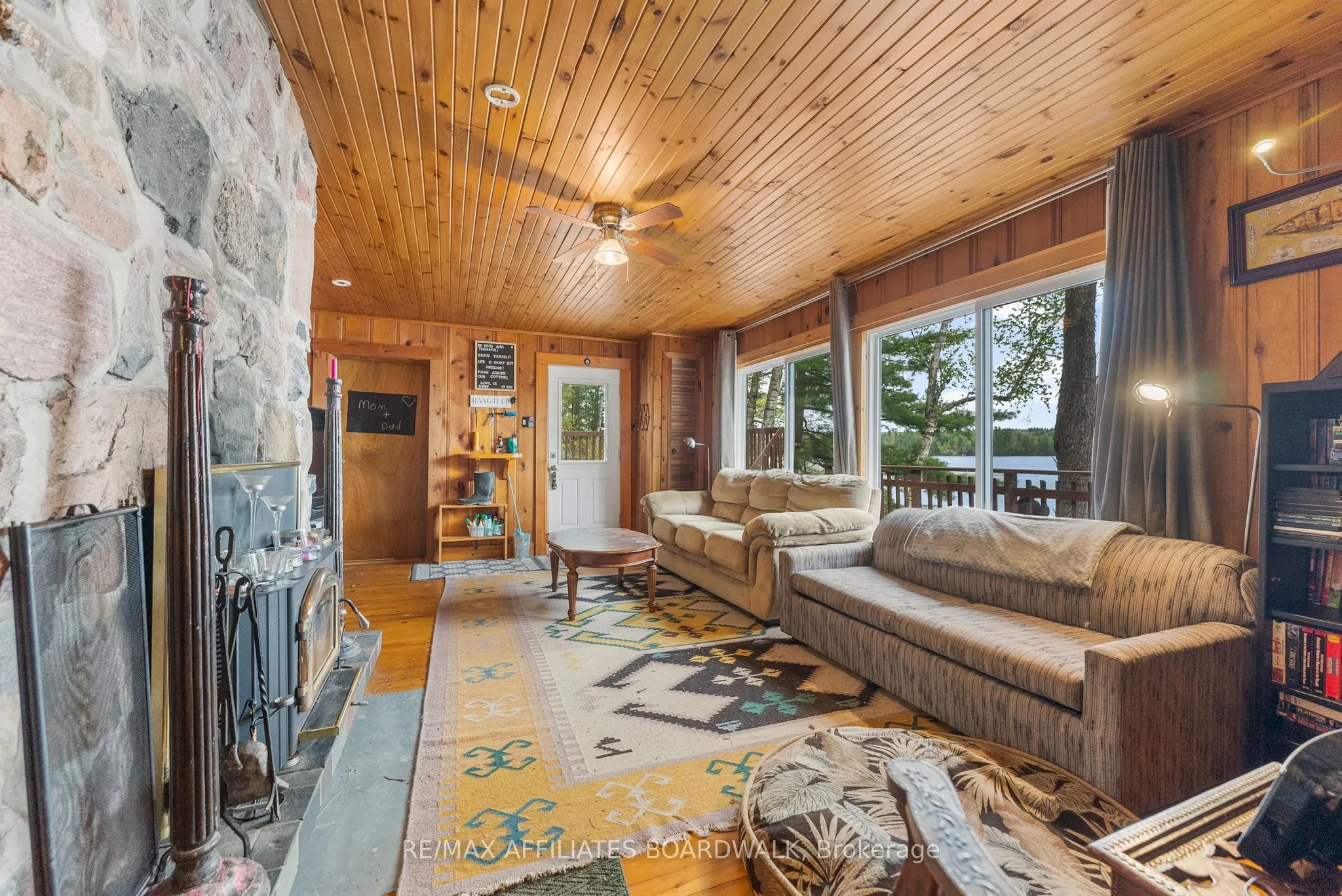 593 Mazinaw Lake