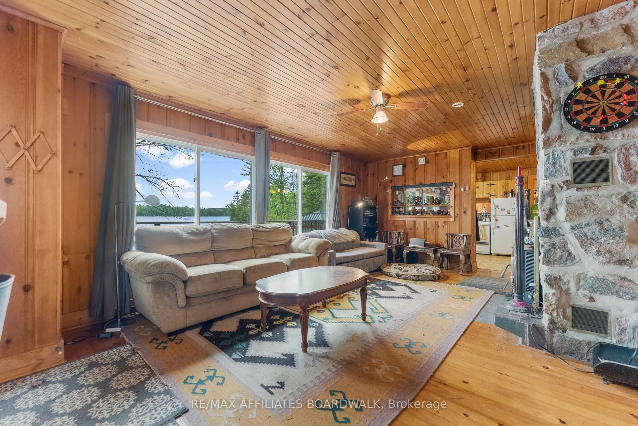 593 Mazinaw Lake