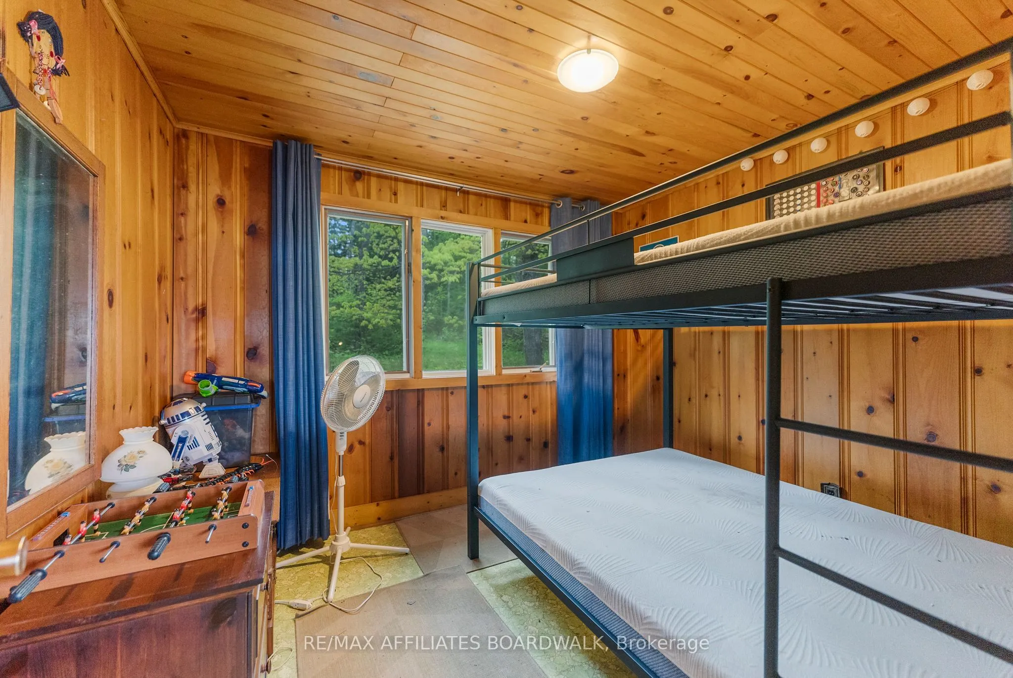 593 Mazinaw Lake