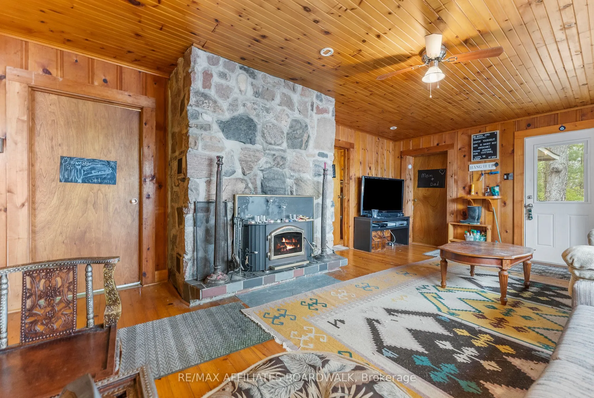 593 Mazinaw Lake