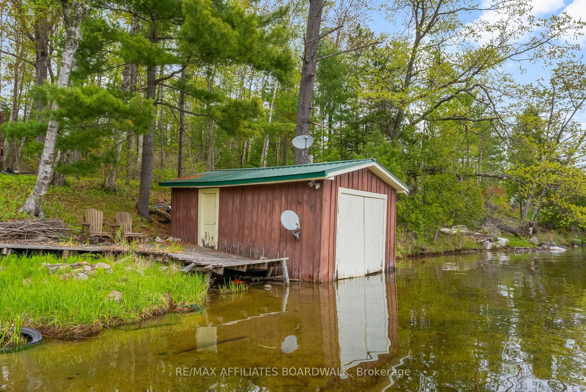 593 Mazinaw Lake