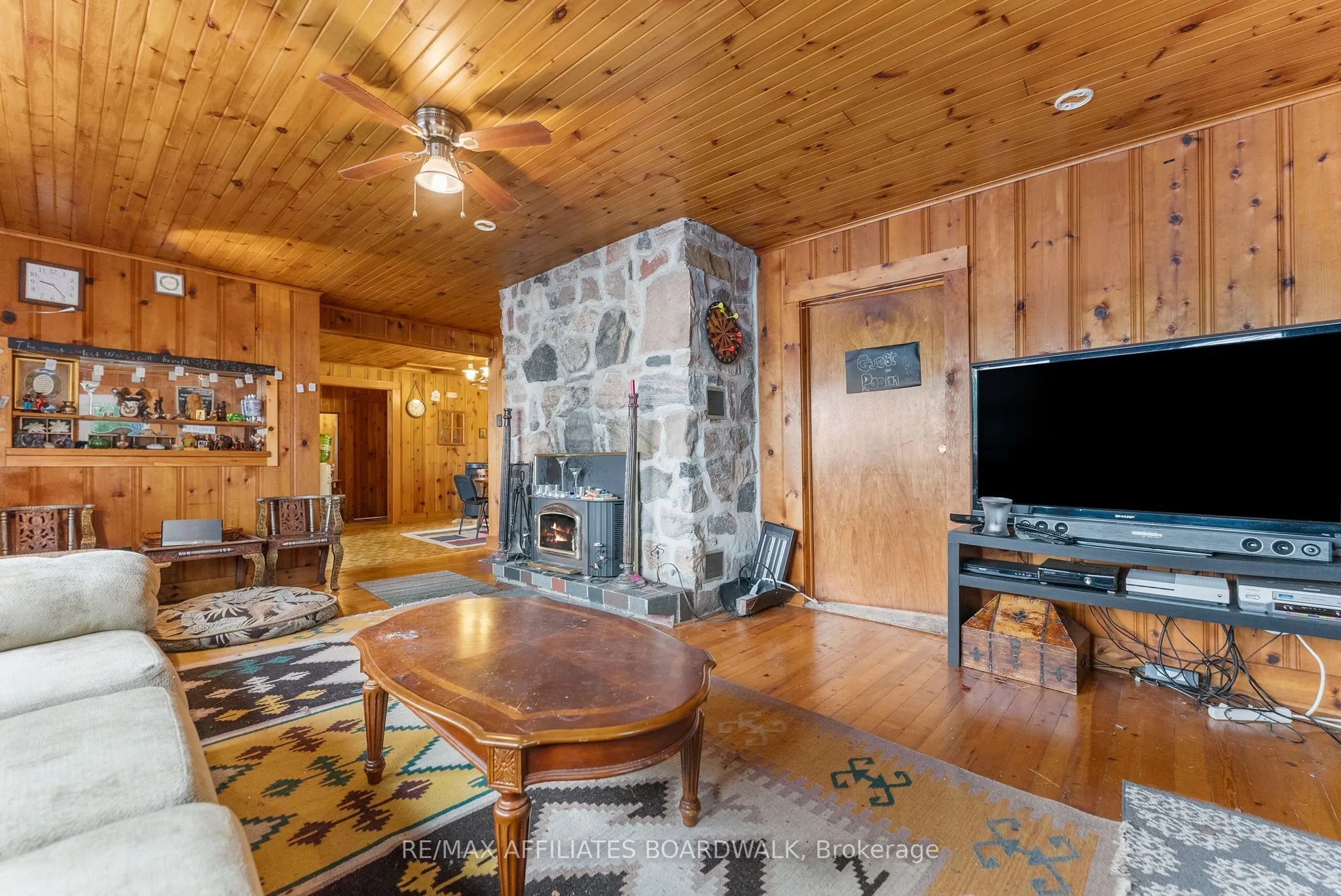 593 Mazinaw Lake
