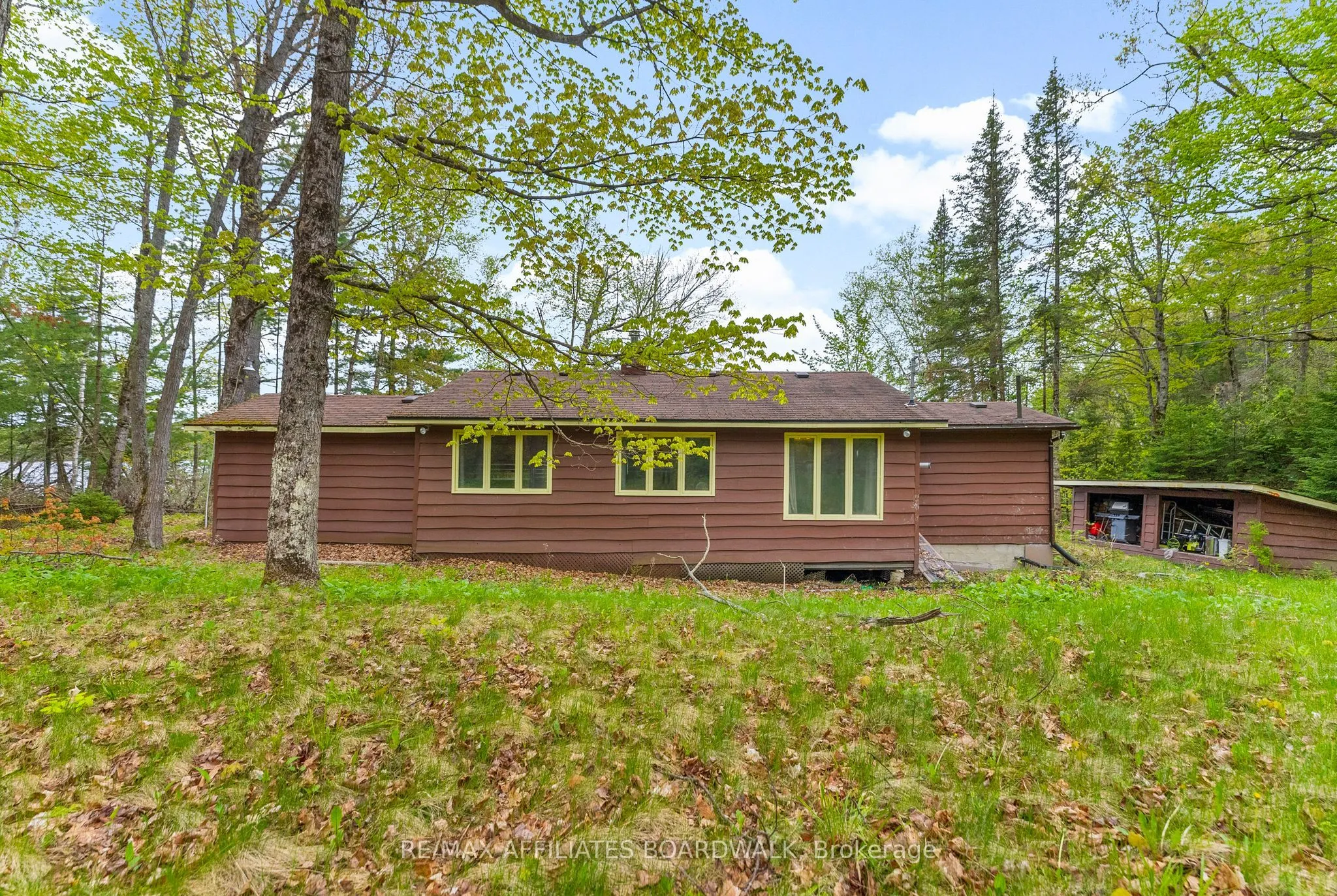 593 Mazinaw Lake