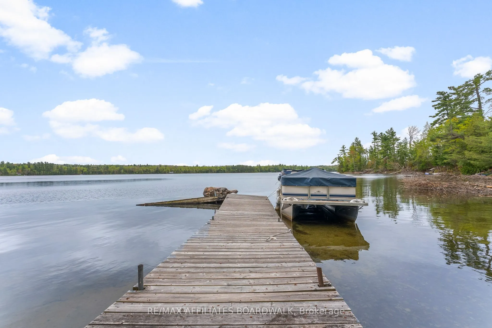 593 Mazinaw Lake
